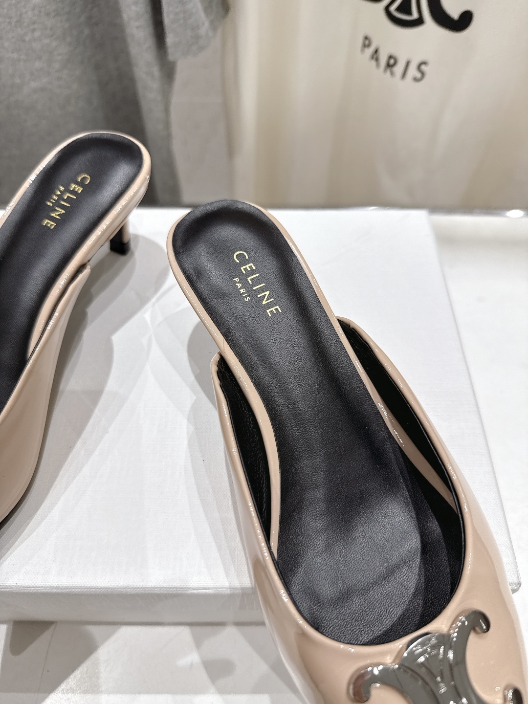 高版本出厂
 「CELINE」赛琳25ss·新款最美凯旋门logo尖头猫跟高跟鞋拖鞋～
思琳标志性的五金