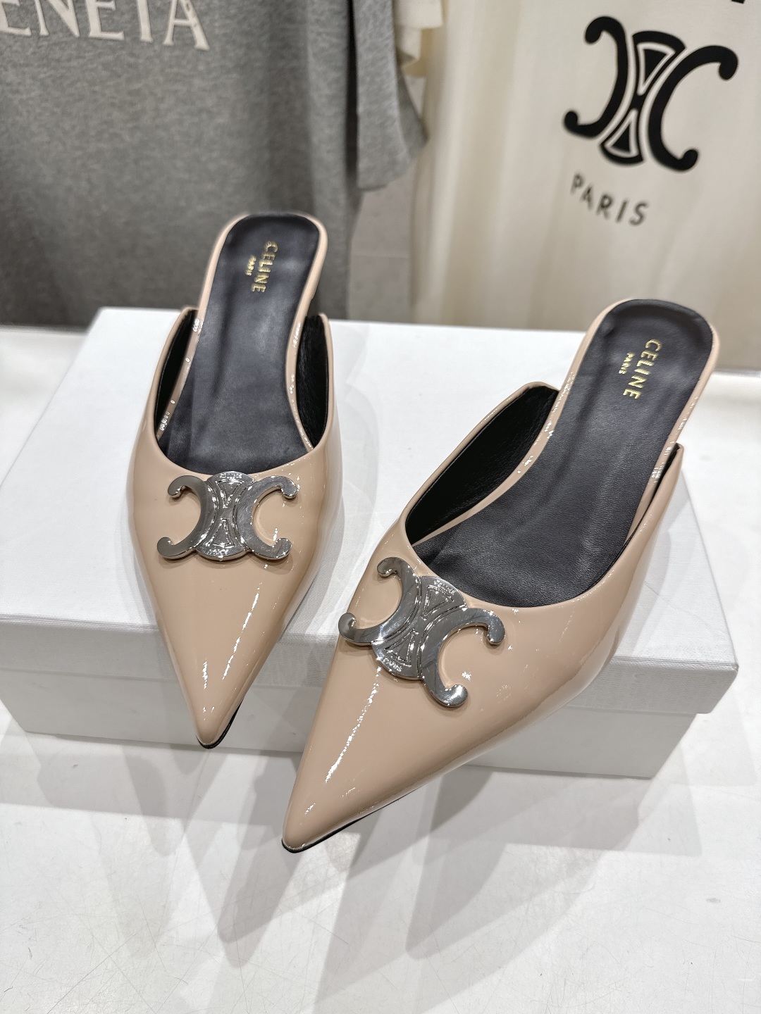 高版本出厂
 「CELINE」赛琳25ss·新款最美凯旋门logo尖头猫跟高跟鞋拖鞋～
思琳标志性的五金