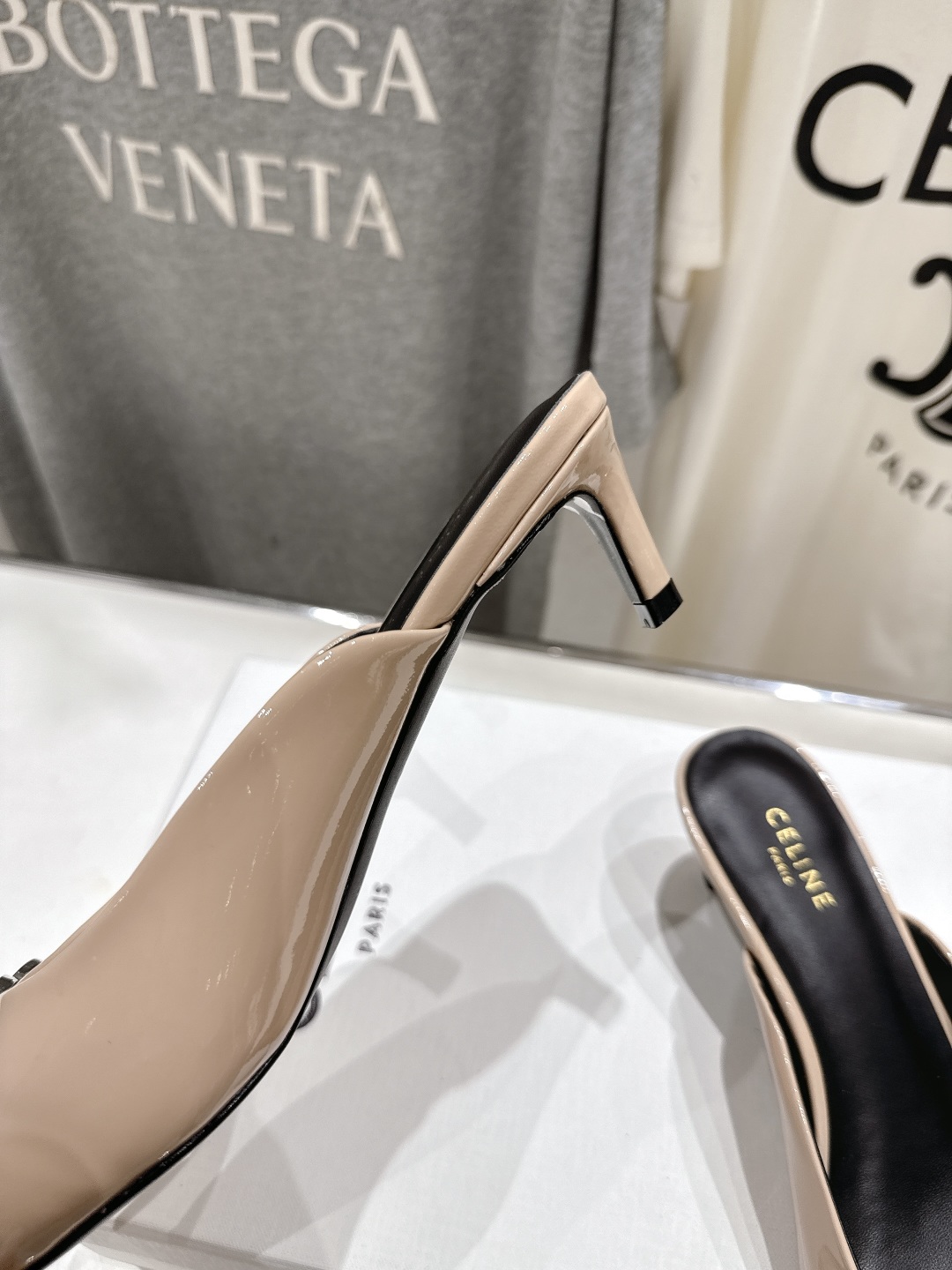 高版本出厂
 「CELINE」赛琳25ss·新款最美凯旋门logo尖头猫跟高跟鞋拖鞋～
思琳标志性的五金