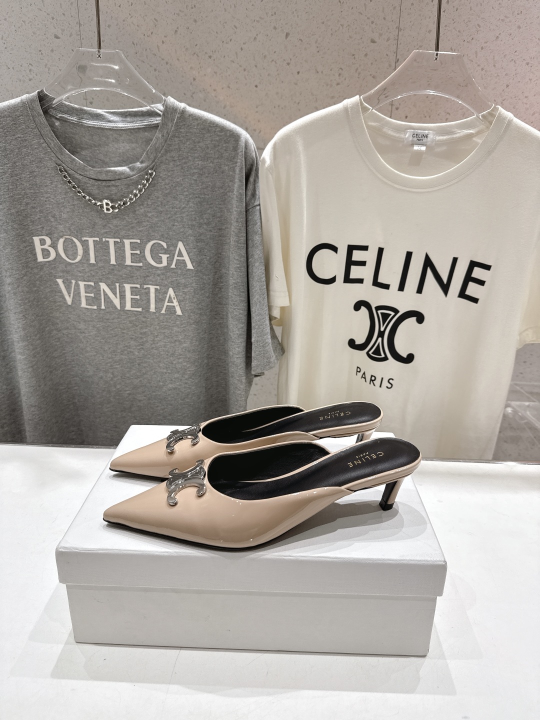高版本出厂
 「CELINE」赛琳25ss·新款最美凯旋门logo尖头猫跟高跟鞋拖鞋～
思琳标志性的五金