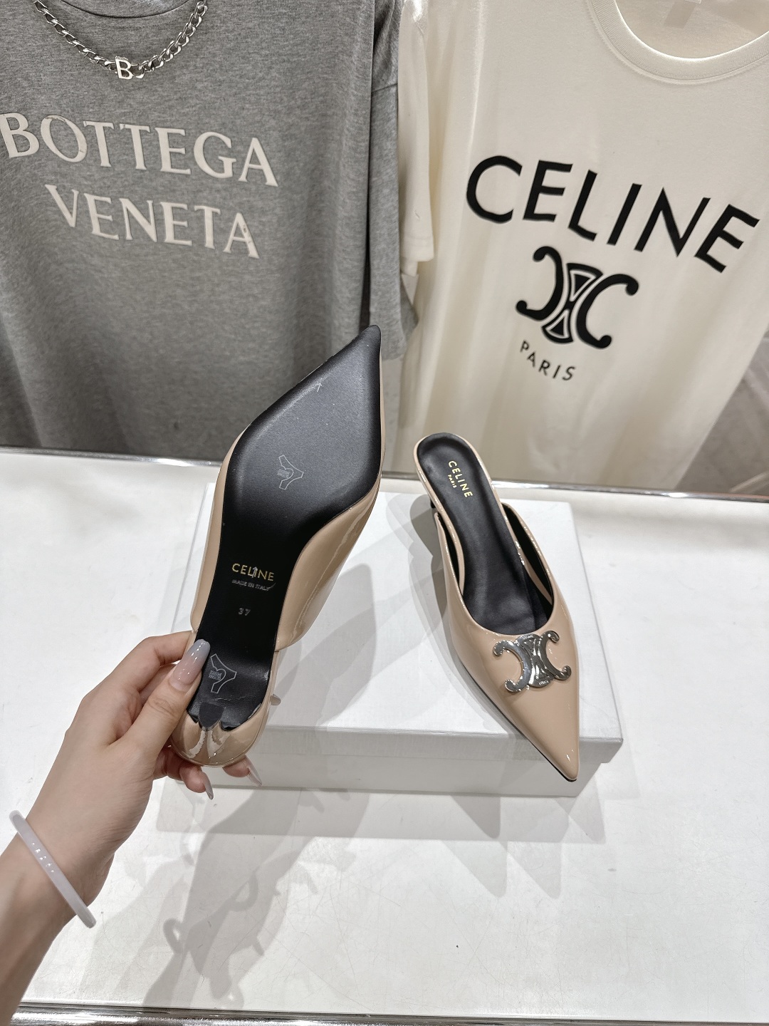 高版本出厂
 「CELINE」赛琳25ss·新款最美凯旋门logo尖头猫跟高跟鞋拖鞋～
思琳标志性的五金