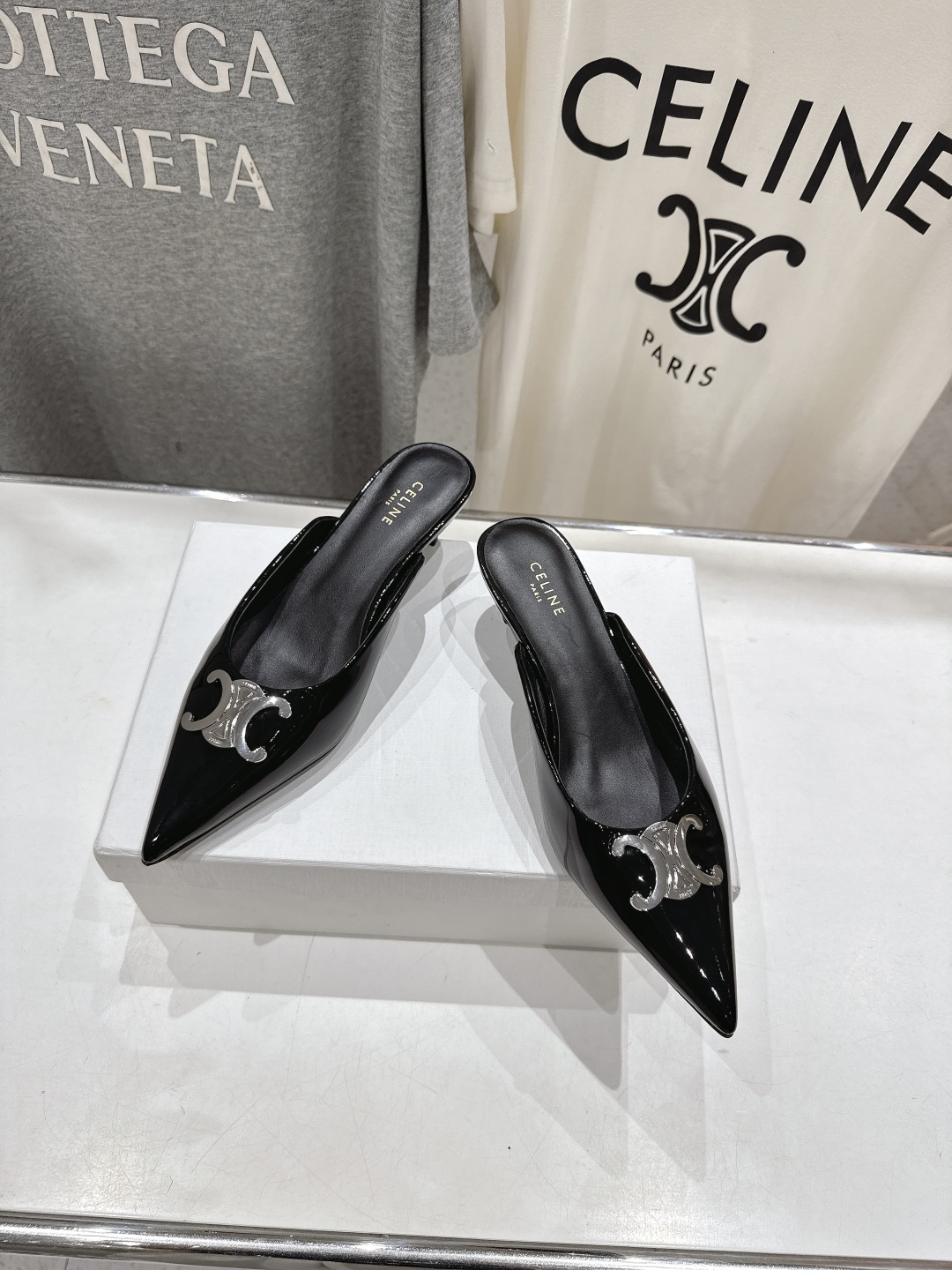 高版本出厂
 「CELINE」赛琳25ss·新款最美凯旋门logo尖头猫跟高跟鞋拖鞋～
思琳标志性的五金