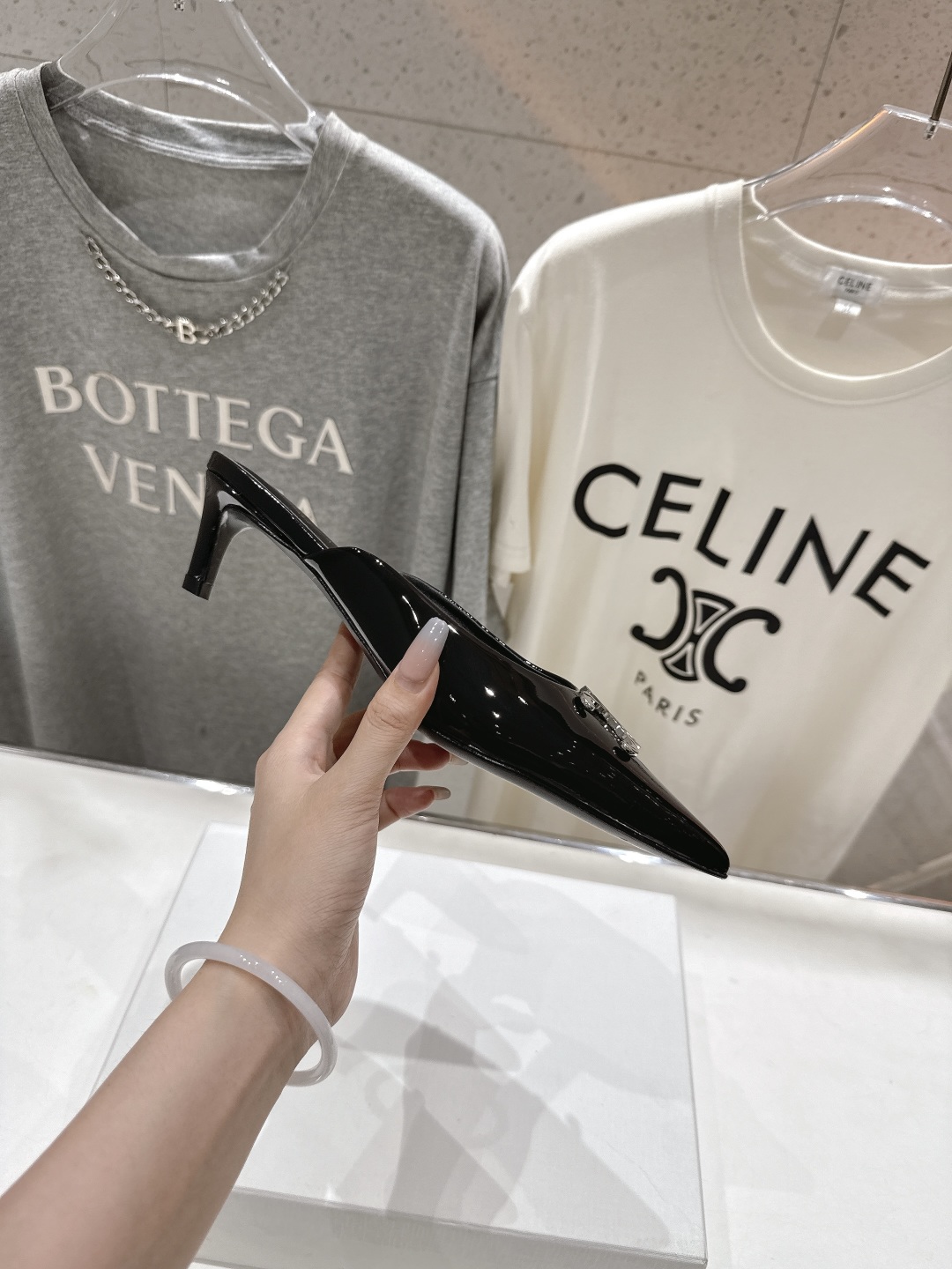 高版本出厂
 「CELINE」赛琳25ss·新款最美凯旋门logo尖头猫跟高跟鞋拖鞋～
思琳标志性的五金