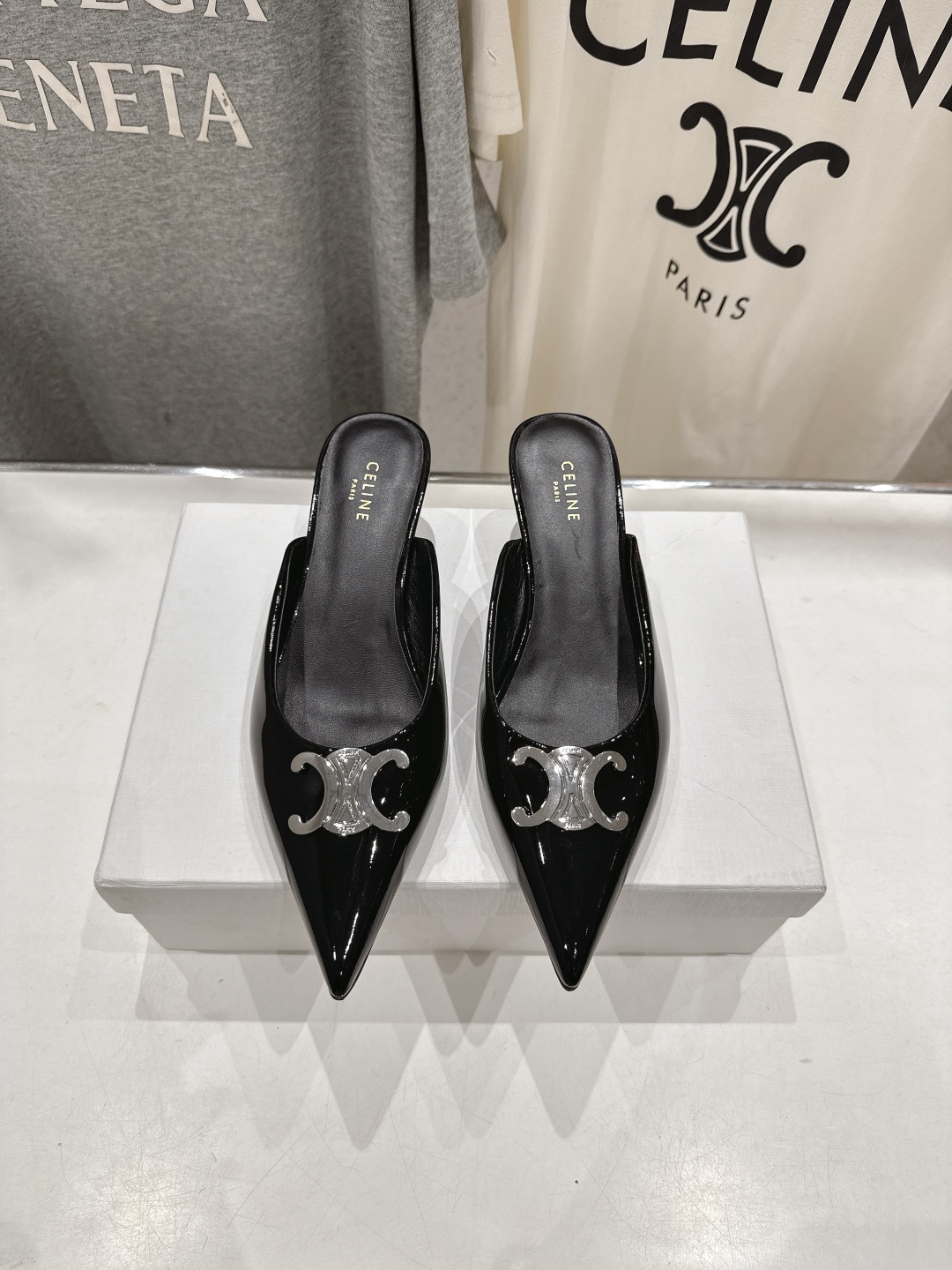高版本出厂
 「CELINE」赛琳25ss·新款最美凯旋门logo尖头猫跟高跟鞋拖鞋～
思琳标志性的五金