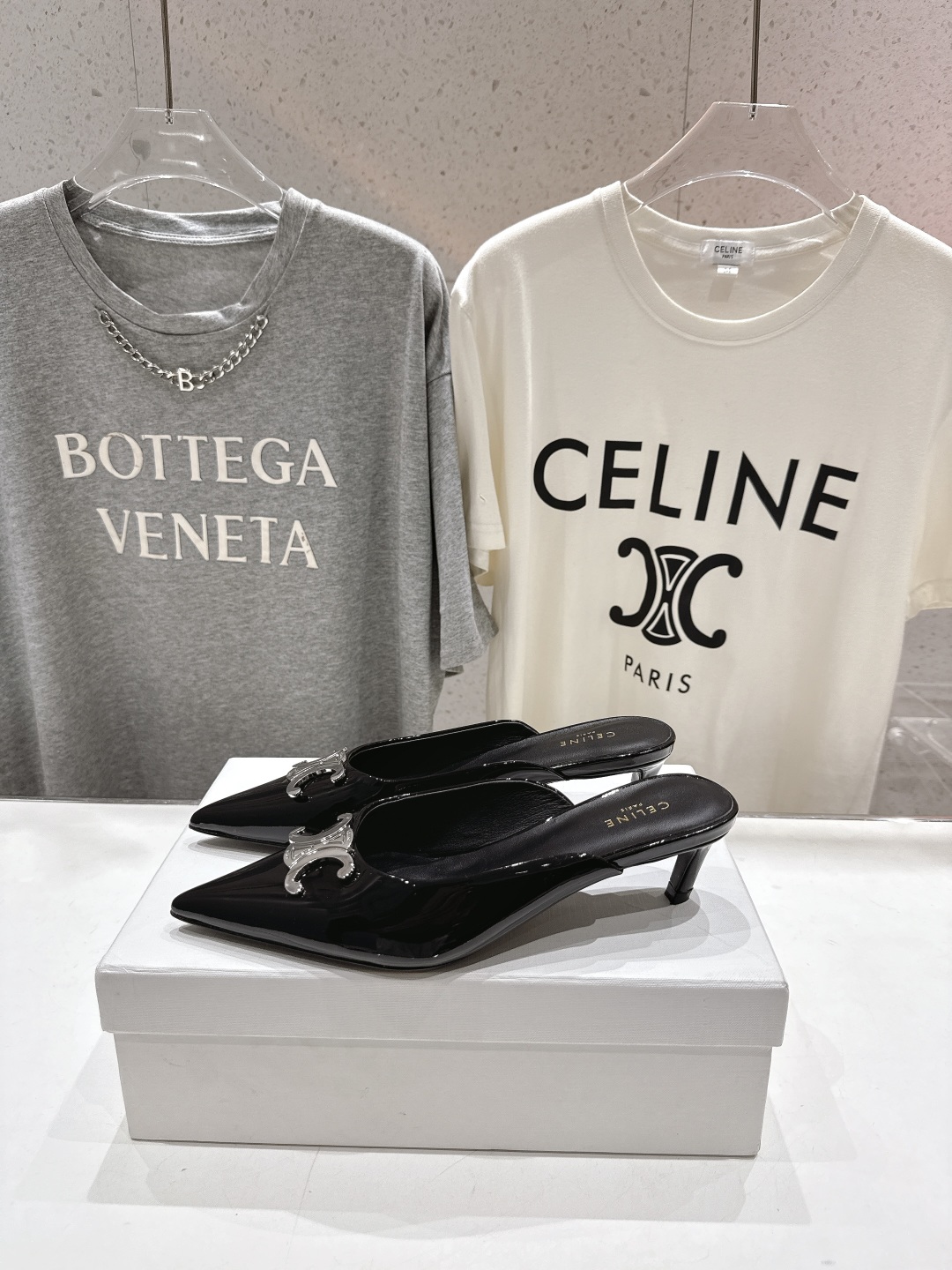 高版本出厂
 「CELINE」赛琳25ss·新款最美凯旋门logo尖头猫跟高跟鞋拖鞋～
思琳标志性的五金