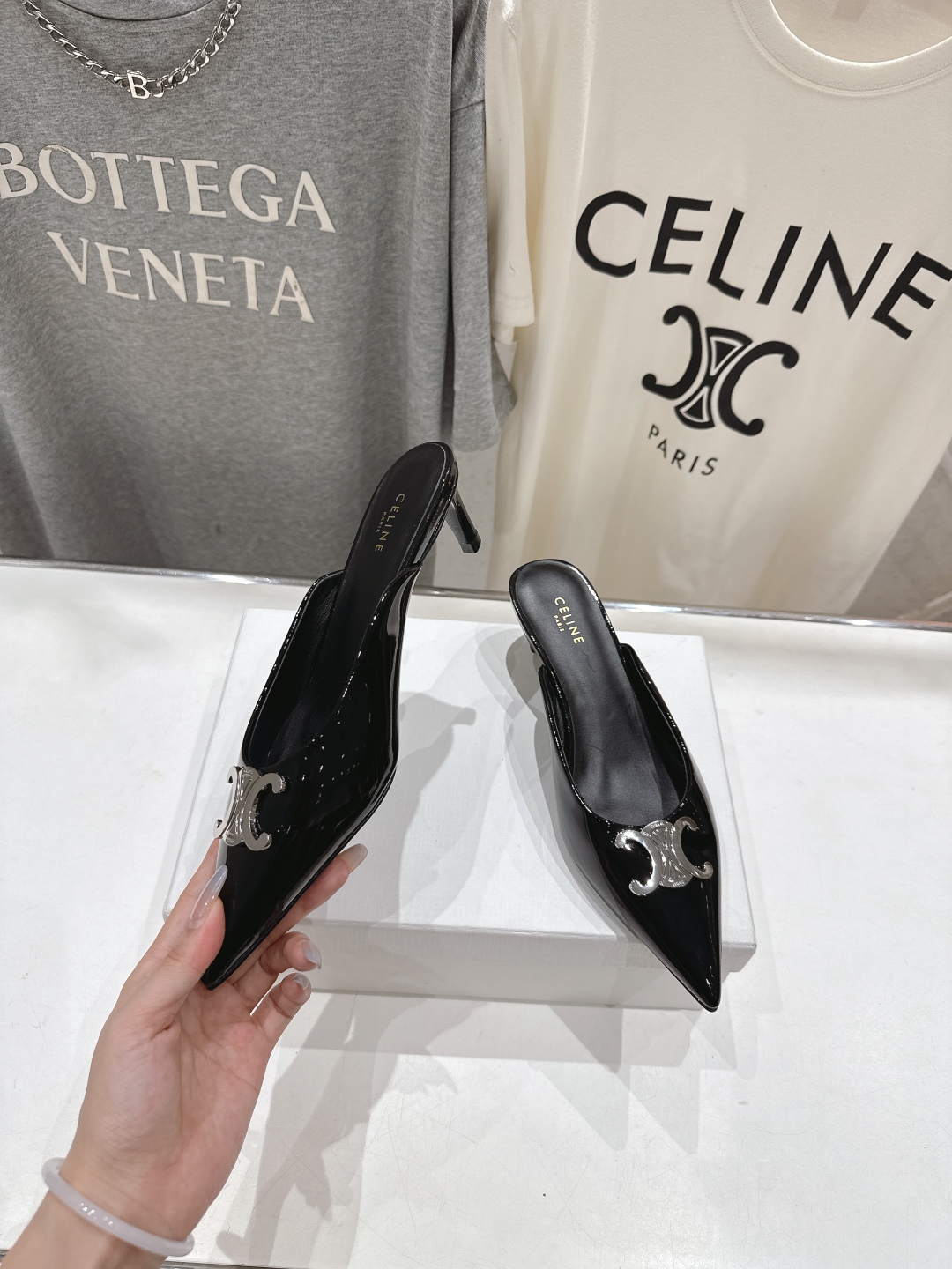 高版本出厂
 「CELINE」赛琳25ss·新款最美凯旋门logo尖头猫跟高跟鞋拖鞋～
思琳标志性的五金