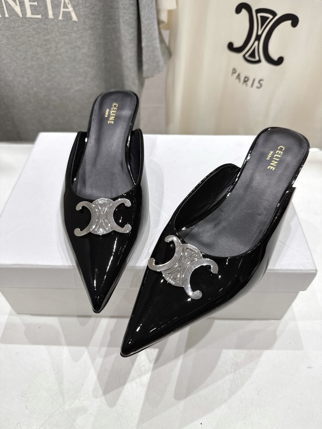 高版本出厂
 「CELINE」赛琳25ss·新款最美凯旋门logo尖头猫跟高跟鞋拖鞋～
思琳标志性的五金