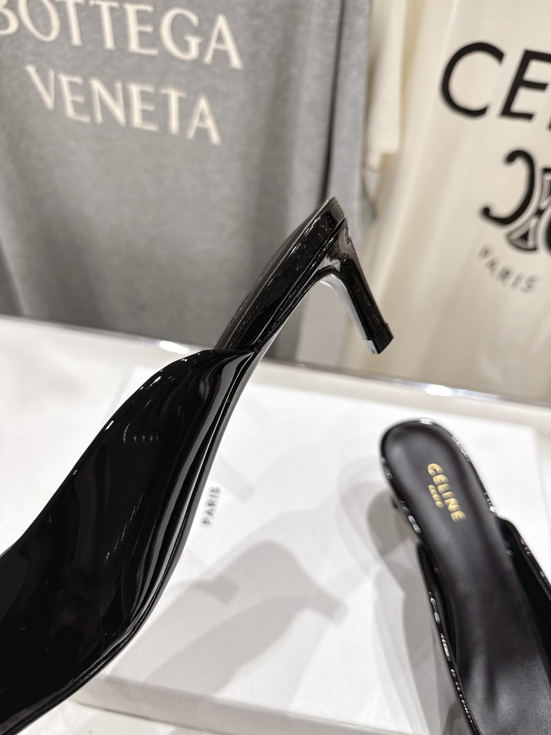 高版本出厂
 「CELINE」赛琳25ss·新款最美凯旋门logo尖头猫跟高跟鞋拖鞋～
思琳标志性的五金