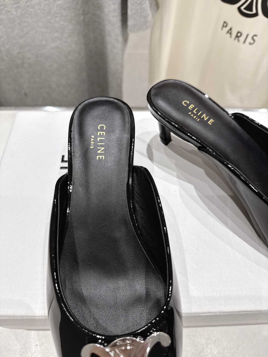 高版本出厂
 「CELINE」赛琳25ss·新款最美凯旋门logo尖头猫跟高跟鞋拖鞋～
思琳标志性的五金