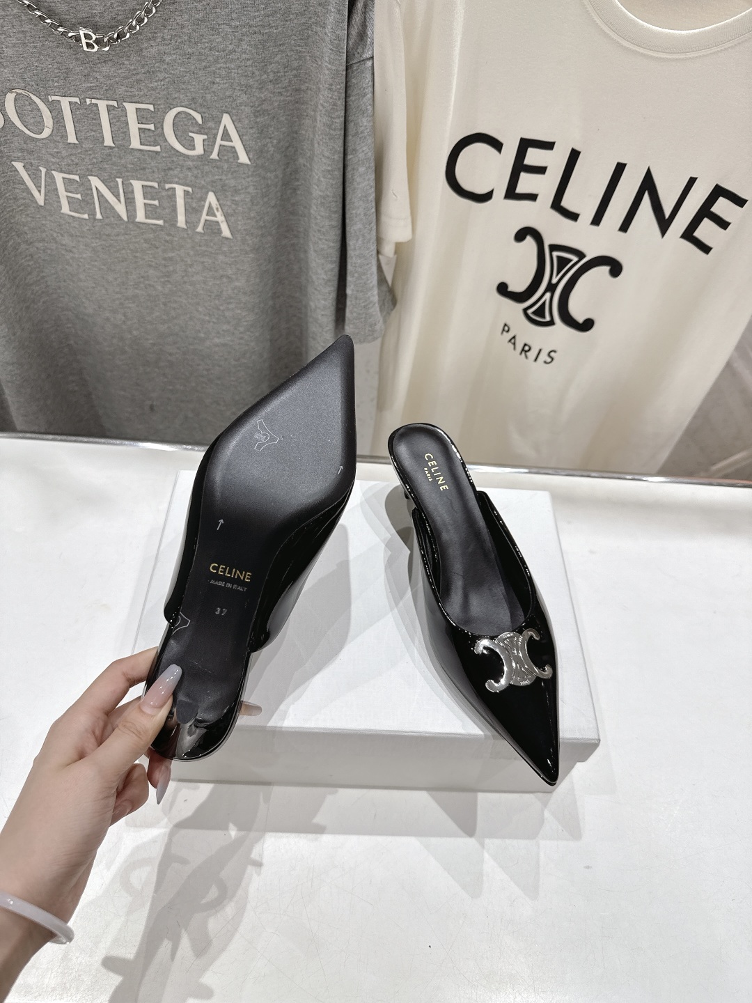高版本出厂
 「CELINE」赛琳25ss·新款最美凯旋门logo尖头猫跟高跟鞋拖鞋～
思琳标志性的五金