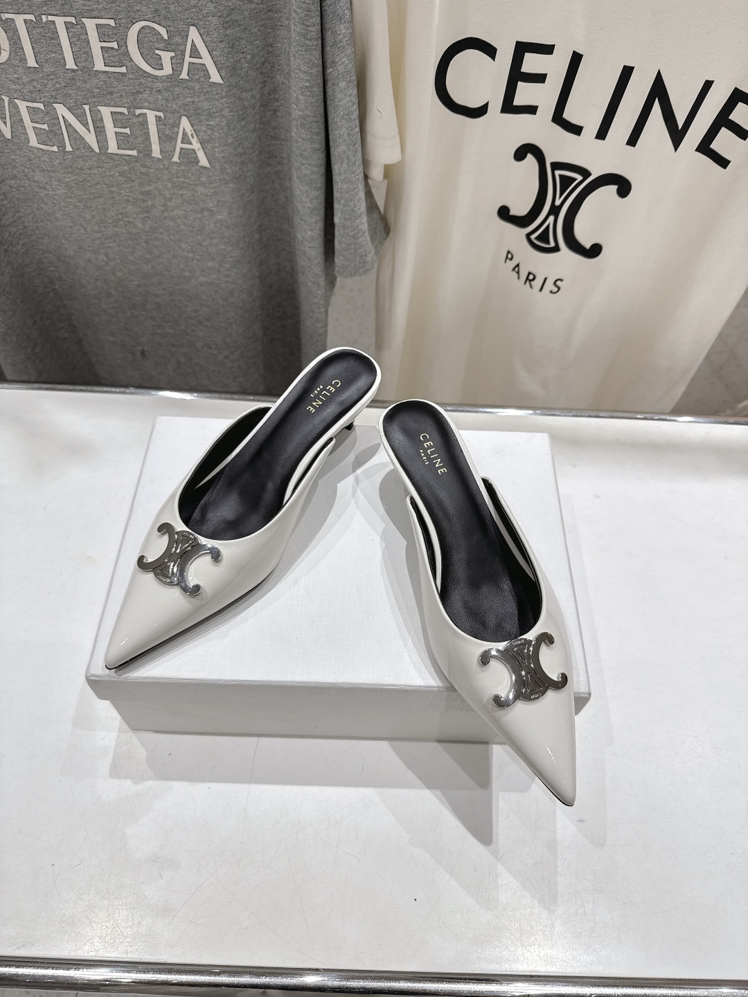 高版本出厂
 「CELINE」赛琳25ss·新款最美凯旋门logo尖头猫跟高跟鞋拖鞋～
思琳标志性的五金