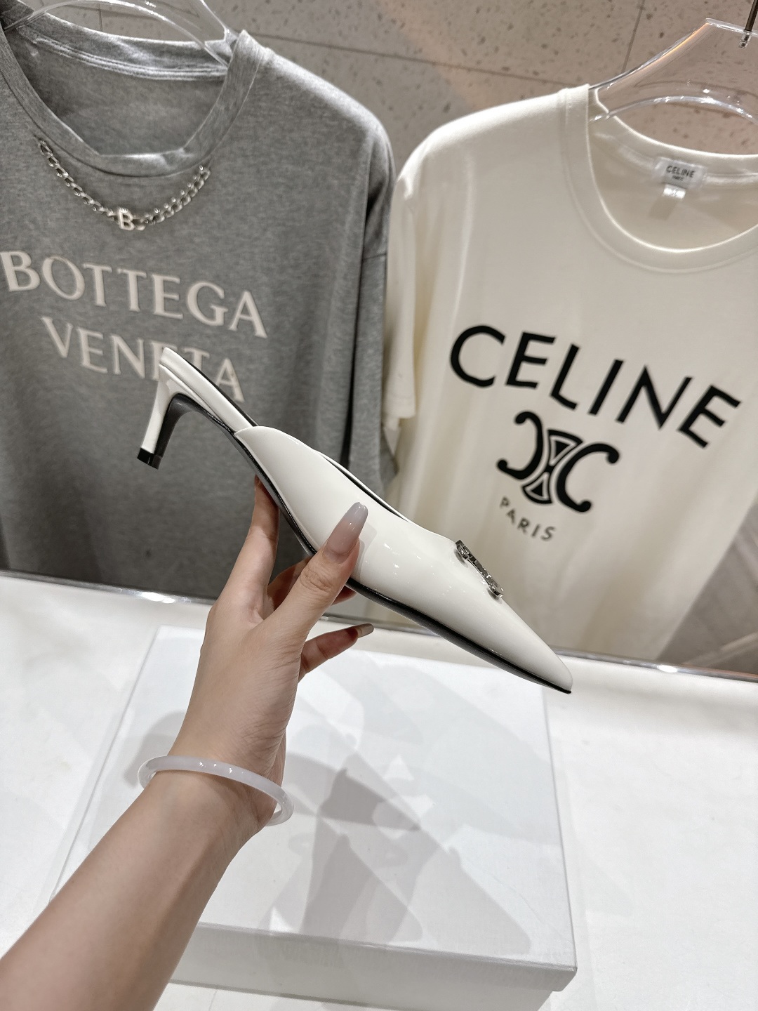 高版本出厂
 「CELINE」赛琳25ss·新款最美凯旋门logo尖头猫跟高跟鞋拖鞋～
思琳标志性的五金