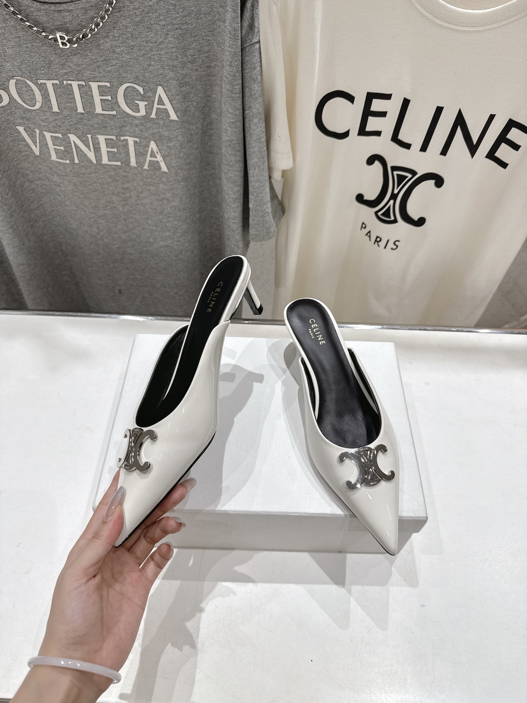 高版本出厂
 「CELINE」赛琳25ss·新款最美凯旋门logo尖头猫跟高跟鞋拖鞋～
思琳标志性的五金