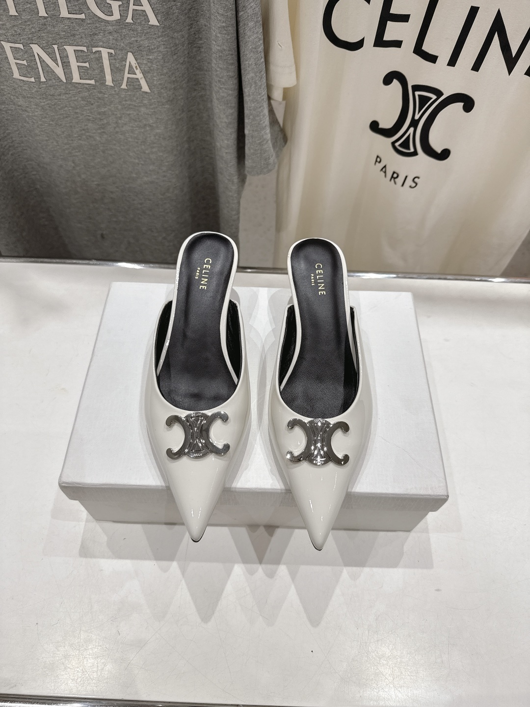 高版本出厂
 「CELINE」赛琳25ss·新款最美凯旋门logo尖头猫跟高跟鞋拖鞋～
思琳标志性的五金