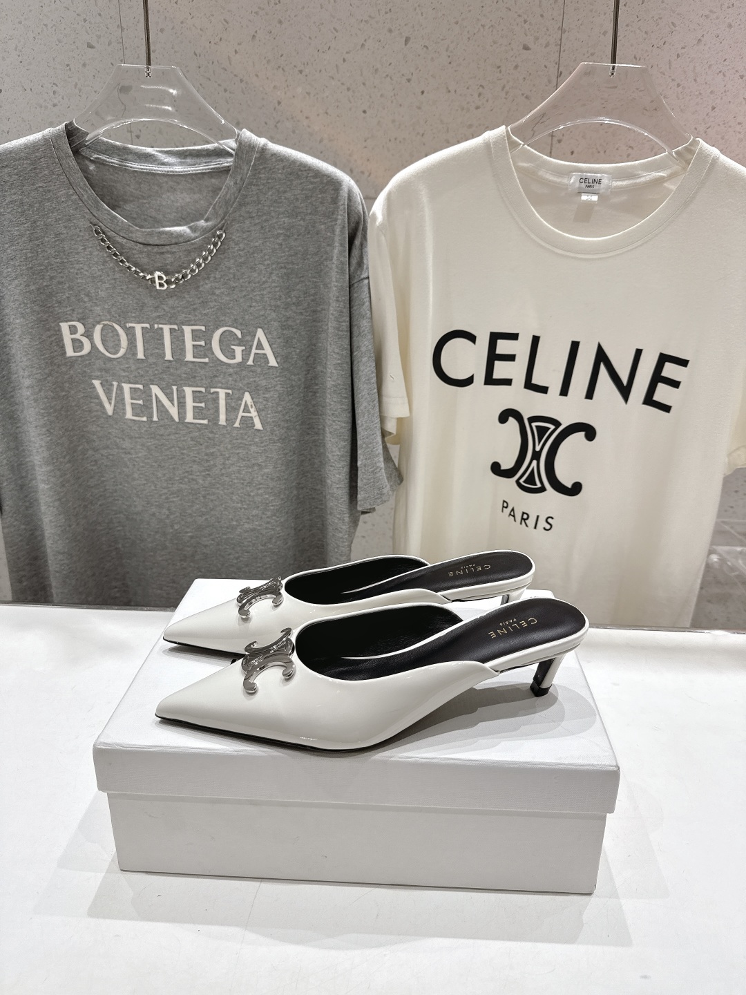 高版本出厂
 「CELINE」赛琳25ss·新款最美凯旋门logo尖头猫跟高跟鞋拖鞋～
思琳标志性的五金