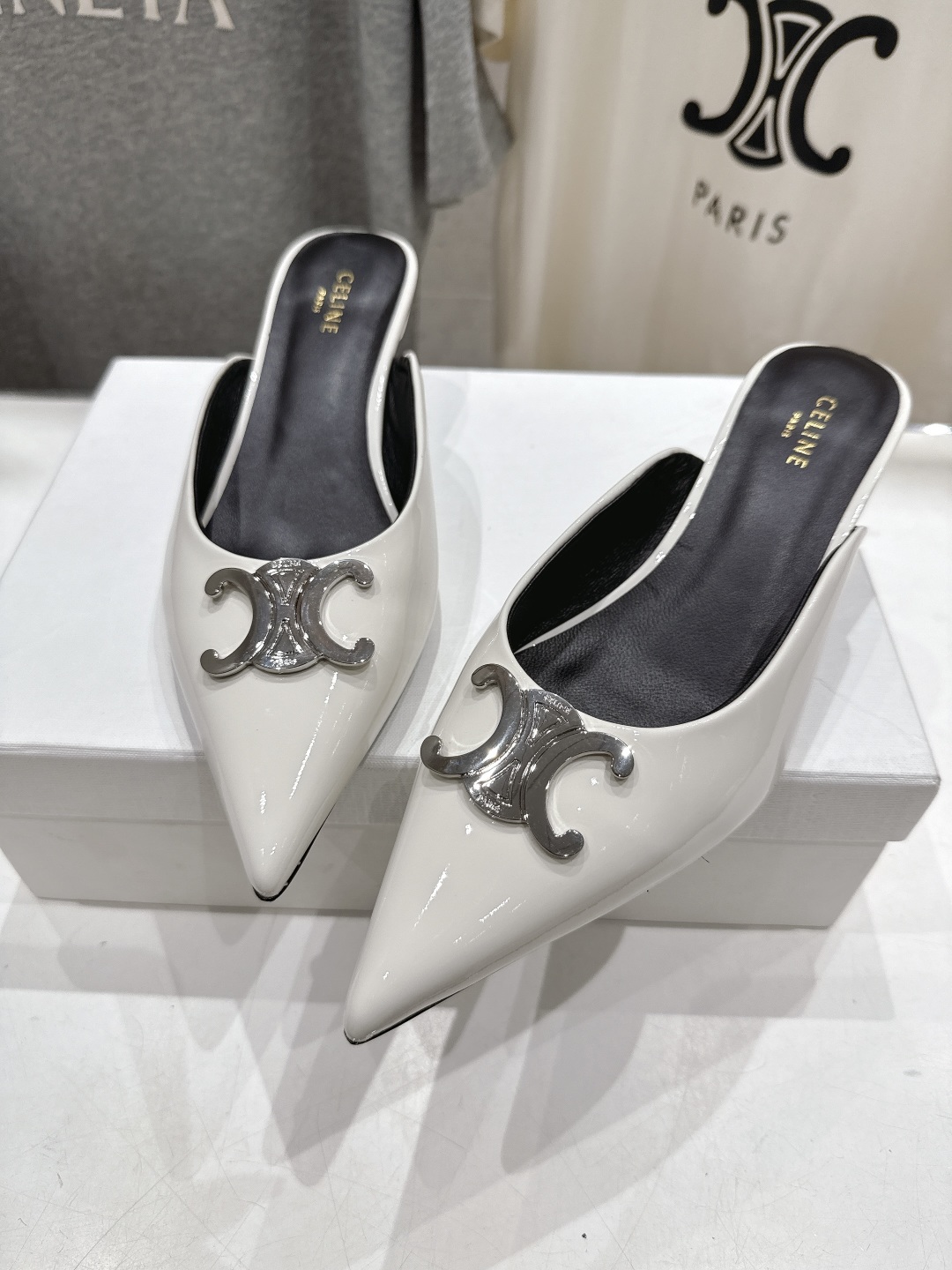 高版本出厂
 「CELINE」赛琳25ss·新款最美凯旋门logo尖头猫跟高跟鞋拖鞋～
思琳标志性的五金