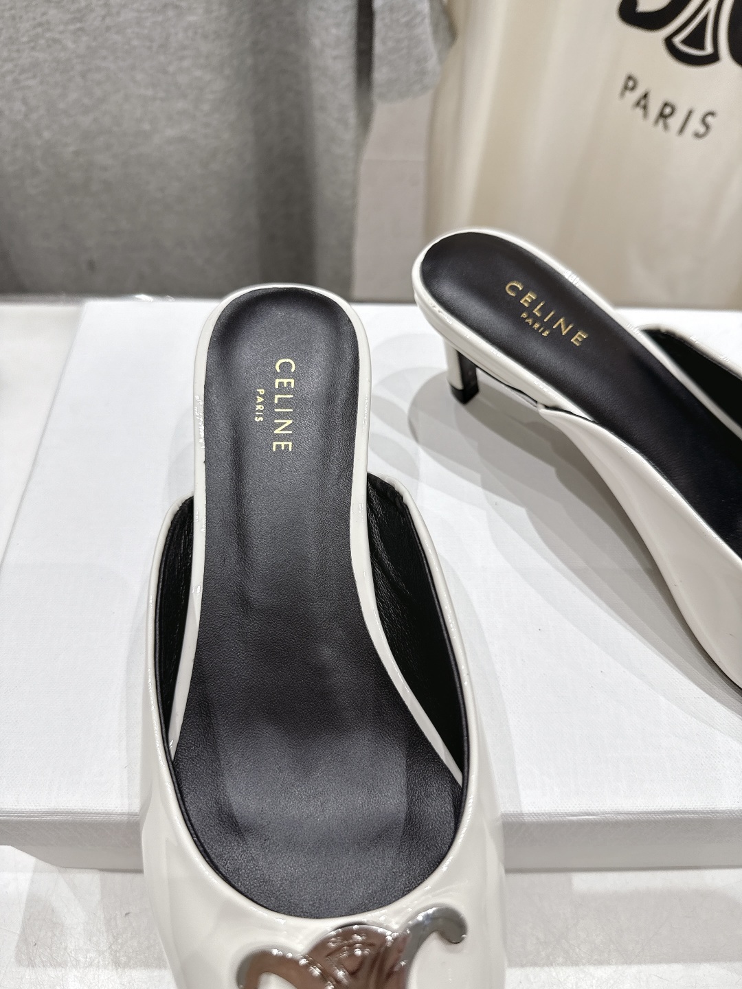 高版本出厂
 「CELINE」赛琳25ss·新款最美凯旋门logo尖头猫跟高跟鞋拖鞋～
思琳标志性的五金