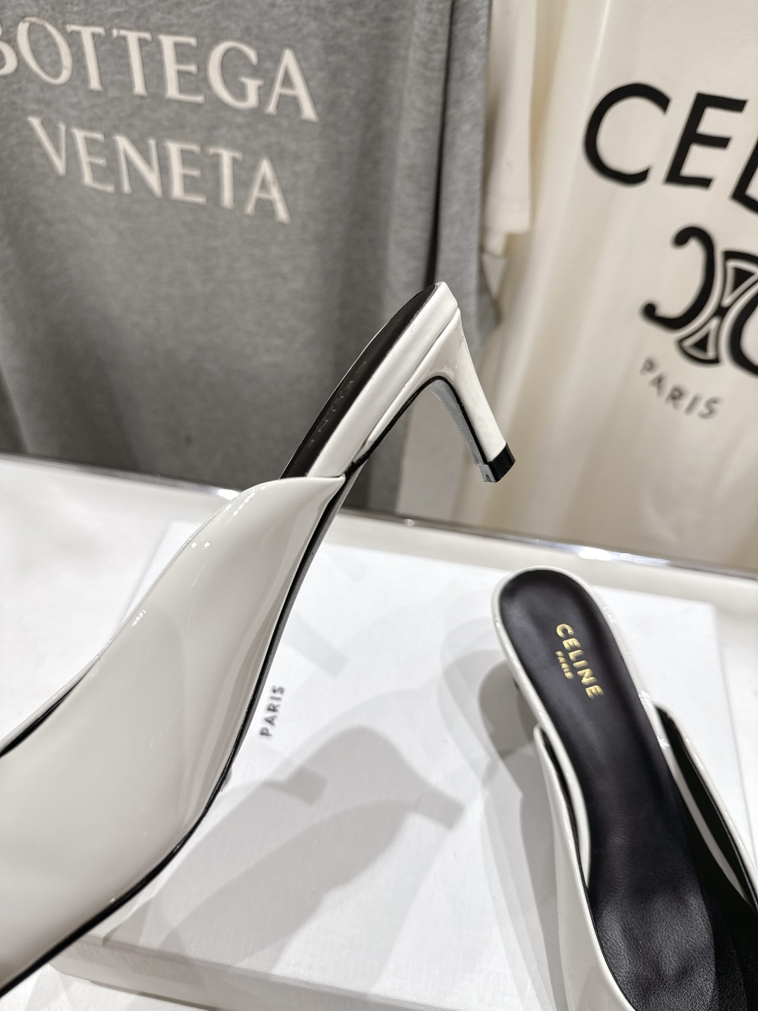高版本出厂
 「CELINE」赛琳25ss·新款最美凯旋门logo尖头猫跟高跟鞋拖鞋～
思琳标志性的五金