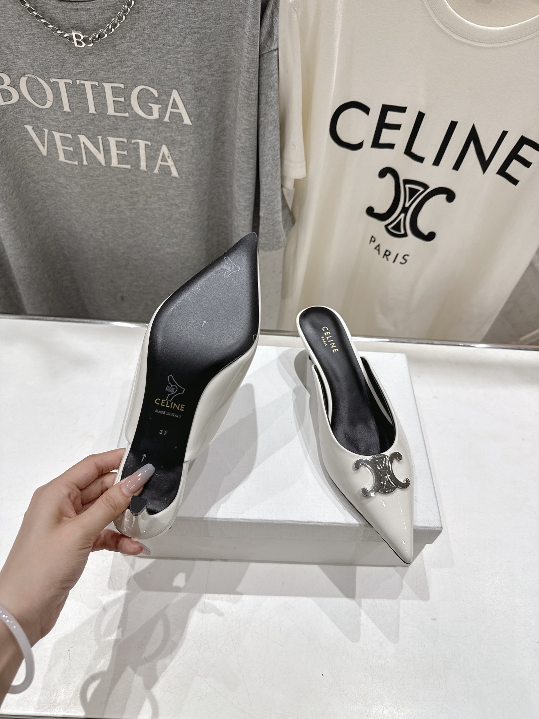 高版本出厂
 「CELINE」赛琳25ss·新款最美凯旋门logo尖头猫跟高跟鞋拖鞋～
思琳标志性的五金