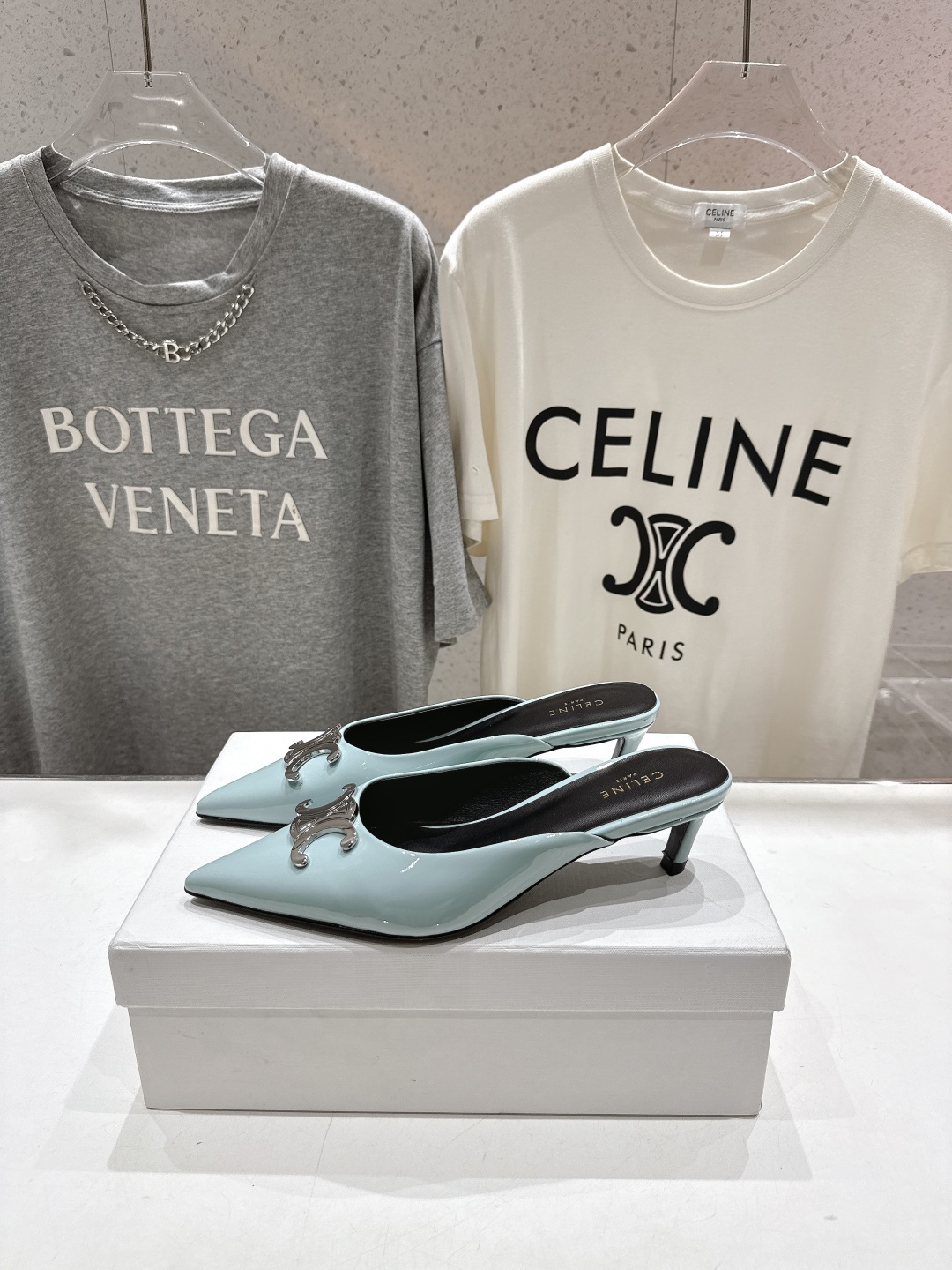 高版本出厂
 「CELINE」赛琳25ss·新款最美凯旋门logo尖头猫跟高跟鞋拖鞋～
思琳标志性的五金