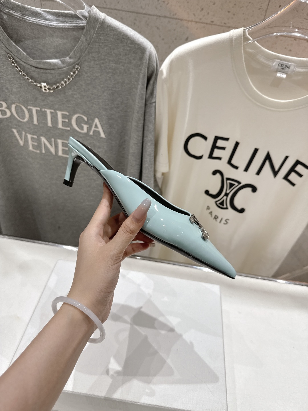 高版本出厂
 「CELINE」赛琳25ss·新款最美凯旋门logo尖头猫跟高跟鞋拖鞋～
思琳标志性的五金