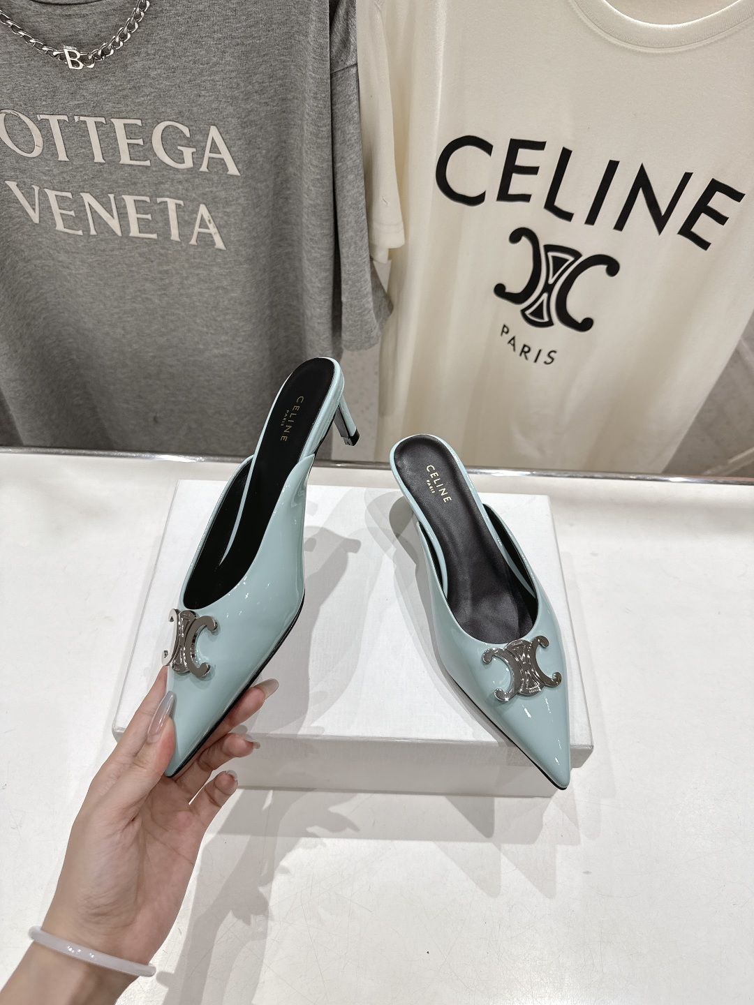 高版本出厂
 「CELINE」赛琳25ss·新款最美凯旋门logo尖头猫跟高跟鞋拖鞋～
思琳标志性的五金