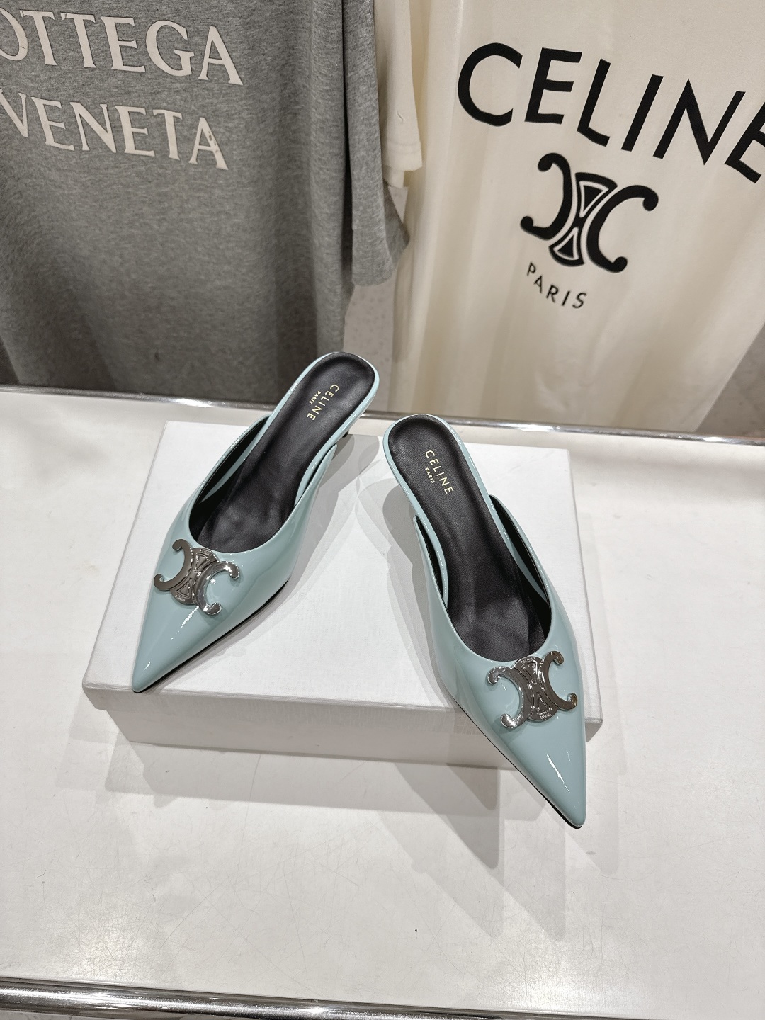 高版本出厂
 「CELINE」赛琳25ss·新款最美凯旋门logo尖头猫跟高跟鞋拖鞋～
思琳标志性的五金