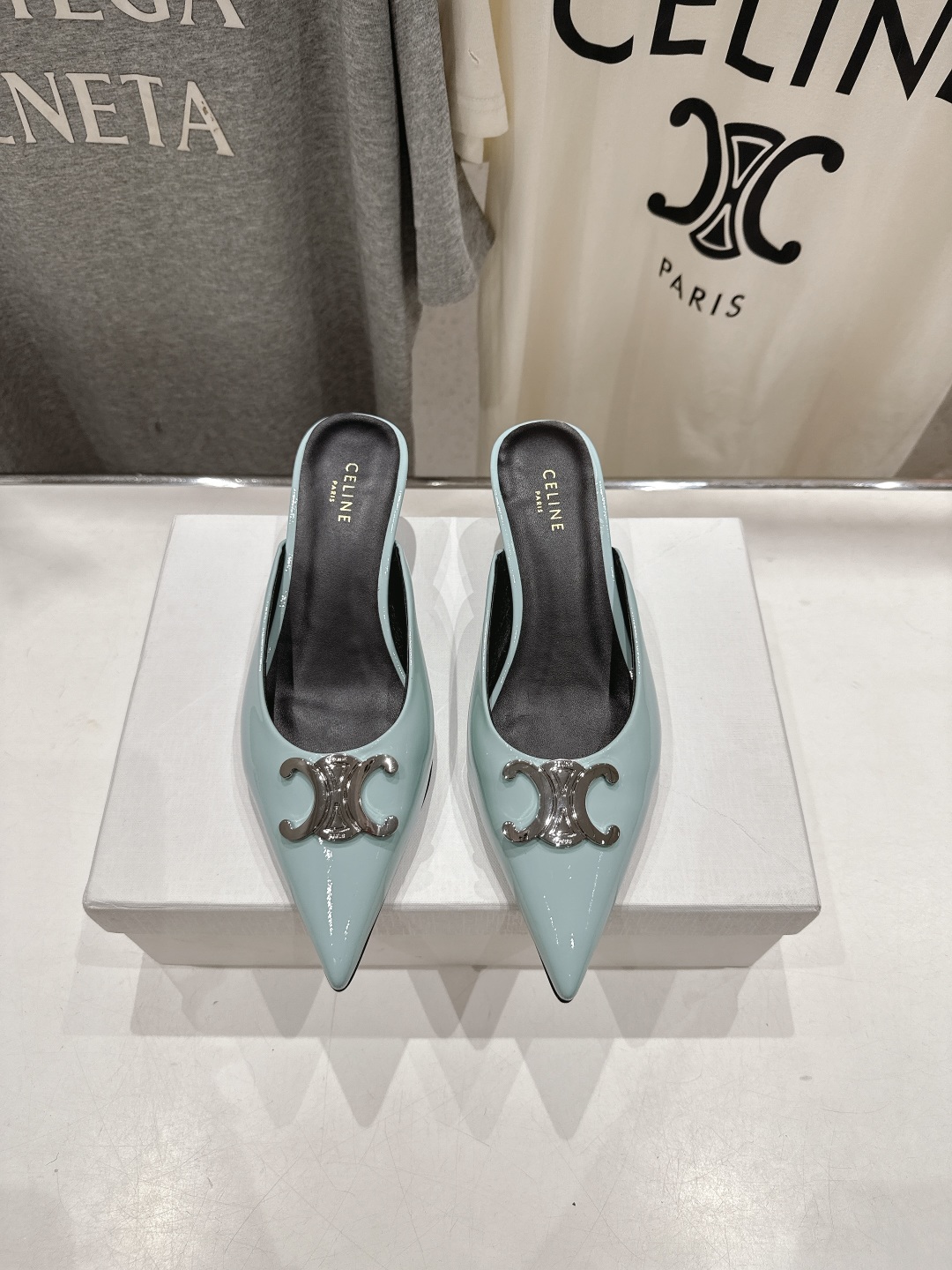 高版本出厂
 「CELINE」赛琳25ss·新款最美凯旋门logo尖头猫跟高跟鞋拖鞋～
思琳标志性的五金