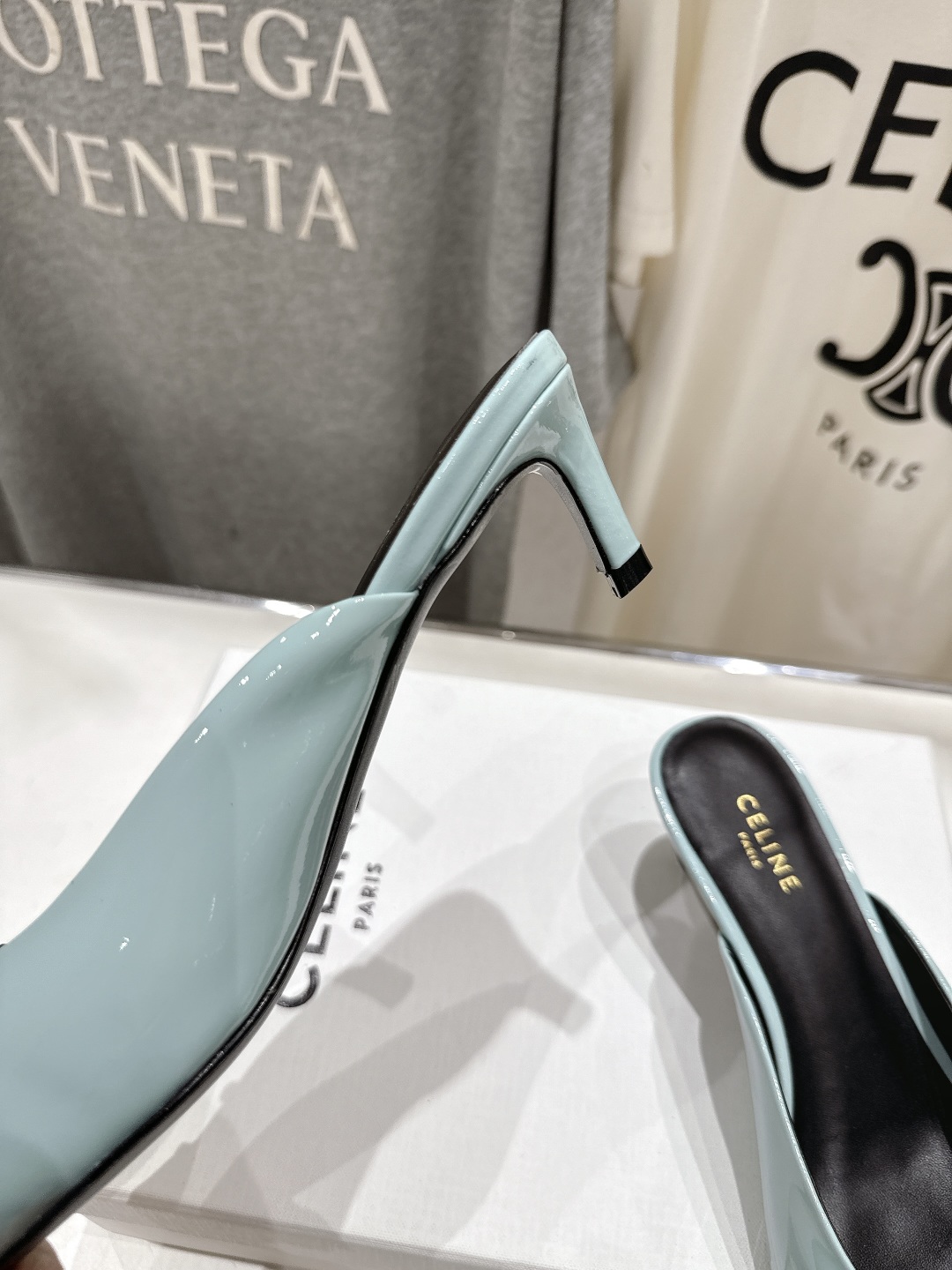高版本出厂
 「CELINE」赛琳25ss·新款最美凯旋门logo尖头猫跟高跟鞋拖鞋～
思琳标志性的五金