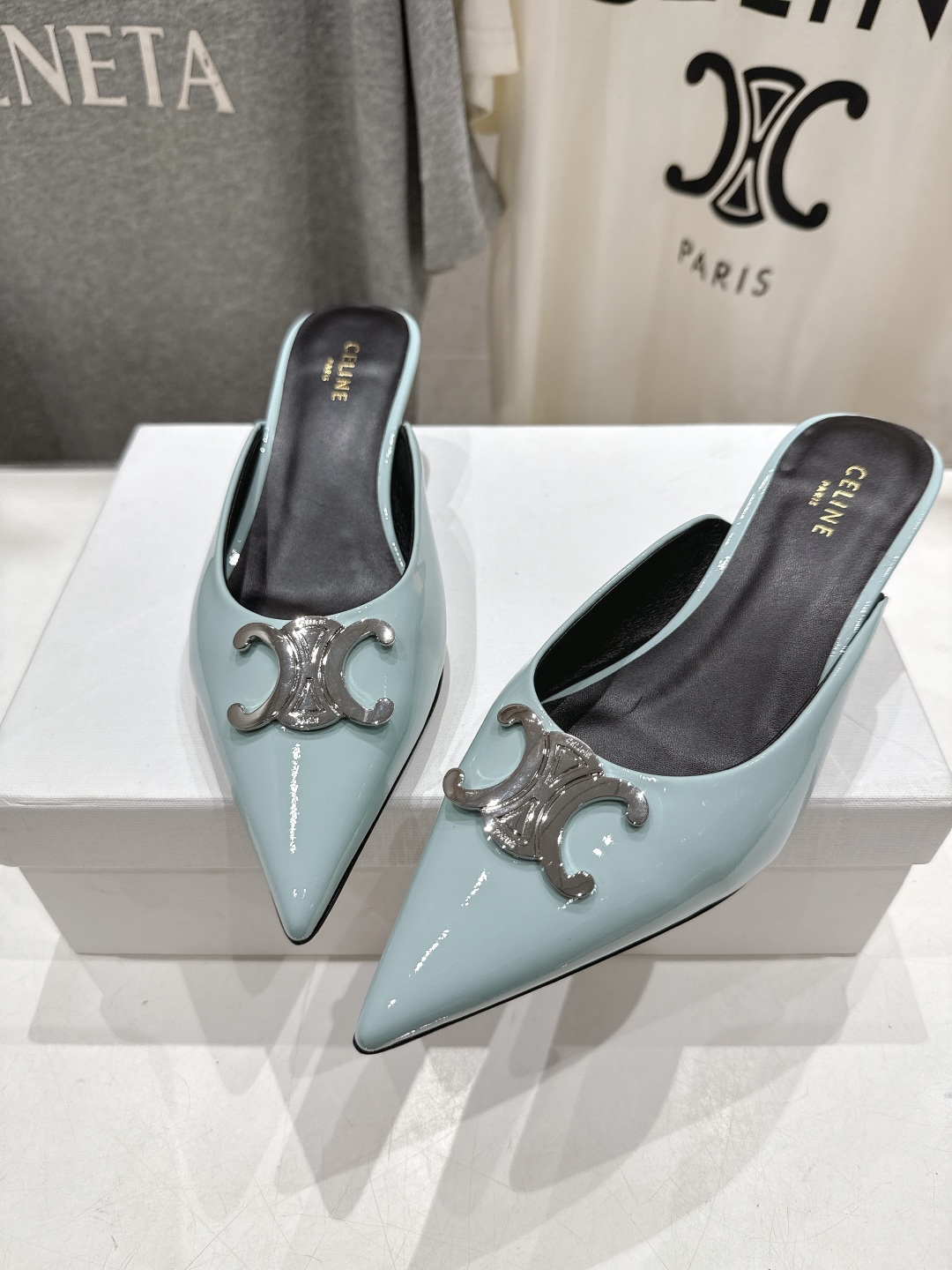 高版本出厂
 「CELINE」赛琳25ss·新款最美凯旋门logo尖头猫跟高跟鞋拖鞋～
思琳标志性的五金