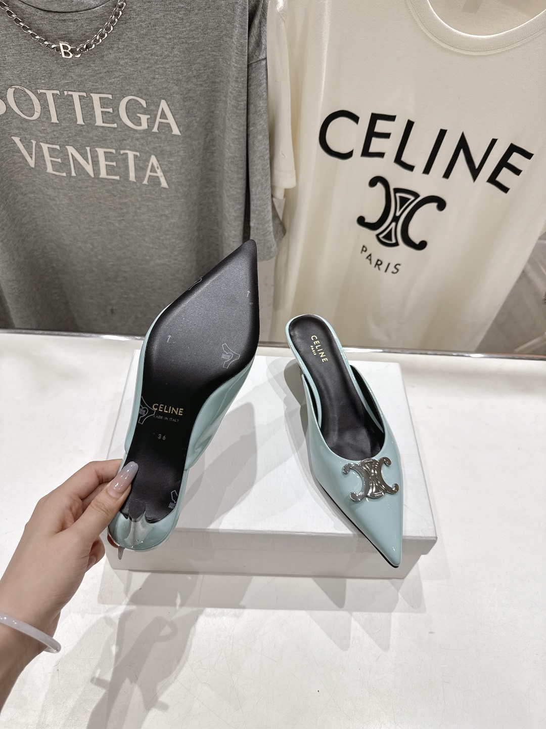 高版本出厂
 「CELINE」赛琳25ss·新款最美凯旋门logo尖头猫跟高跟鞋拖鞋～
思琳标志性的五金