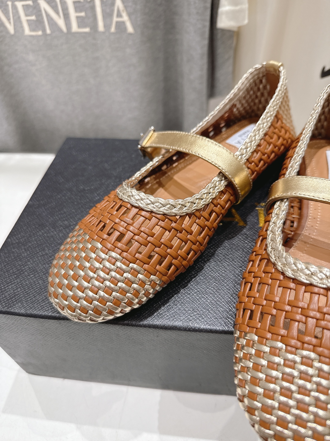 高版本出厂
 独家新品 Alaia 阿莱亚25ss/ 走秀款平底网面鞋芭蕾舞鞋 最近超火的一款平底鞋

