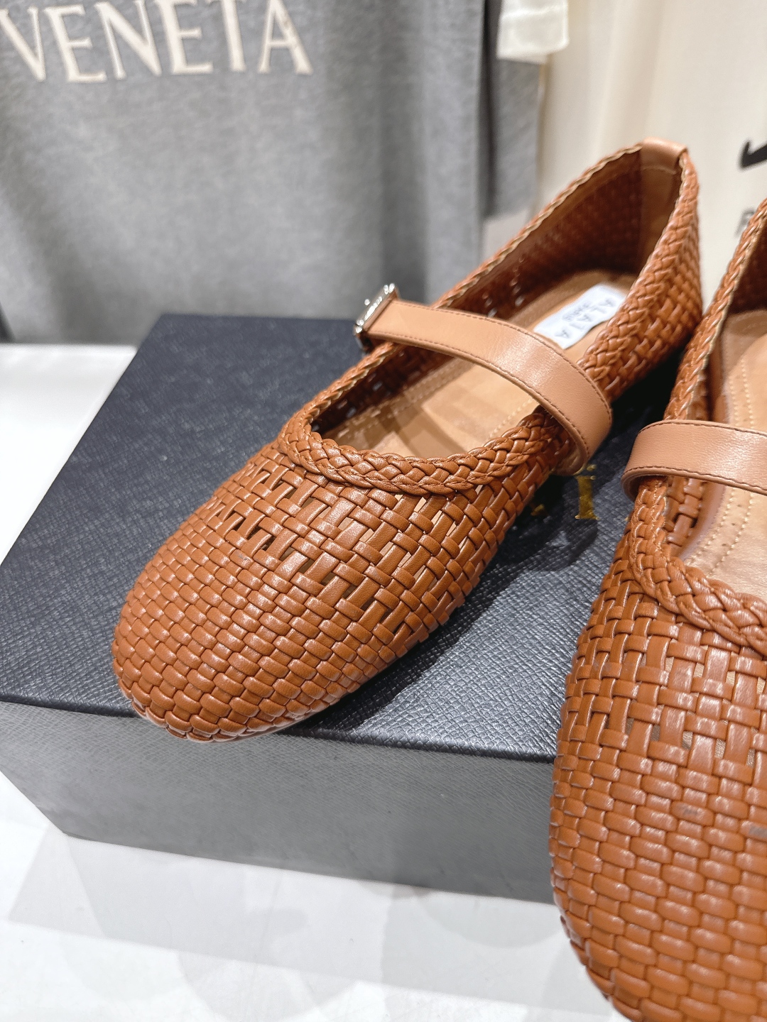 高版本出厂
 独家新品 Alaia 阿莱亚25ss/ 走秀款平底网面鞋芭蕾舞鞋 最近超火的一款平底鞋

