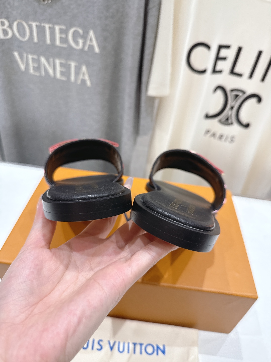 高版本出厂
  Louis Vuitton ss25 new arrival LV驴牌春夏系列新款平底沙