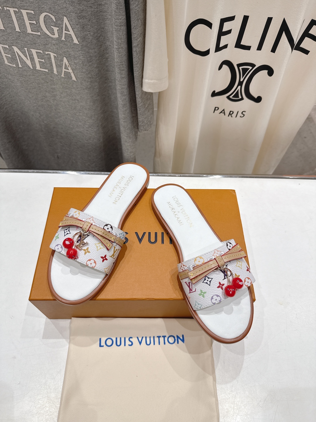 高版本出厂
  Louis Vuitton ss25 new arrival LV驴牌春夏系列新款平底沙