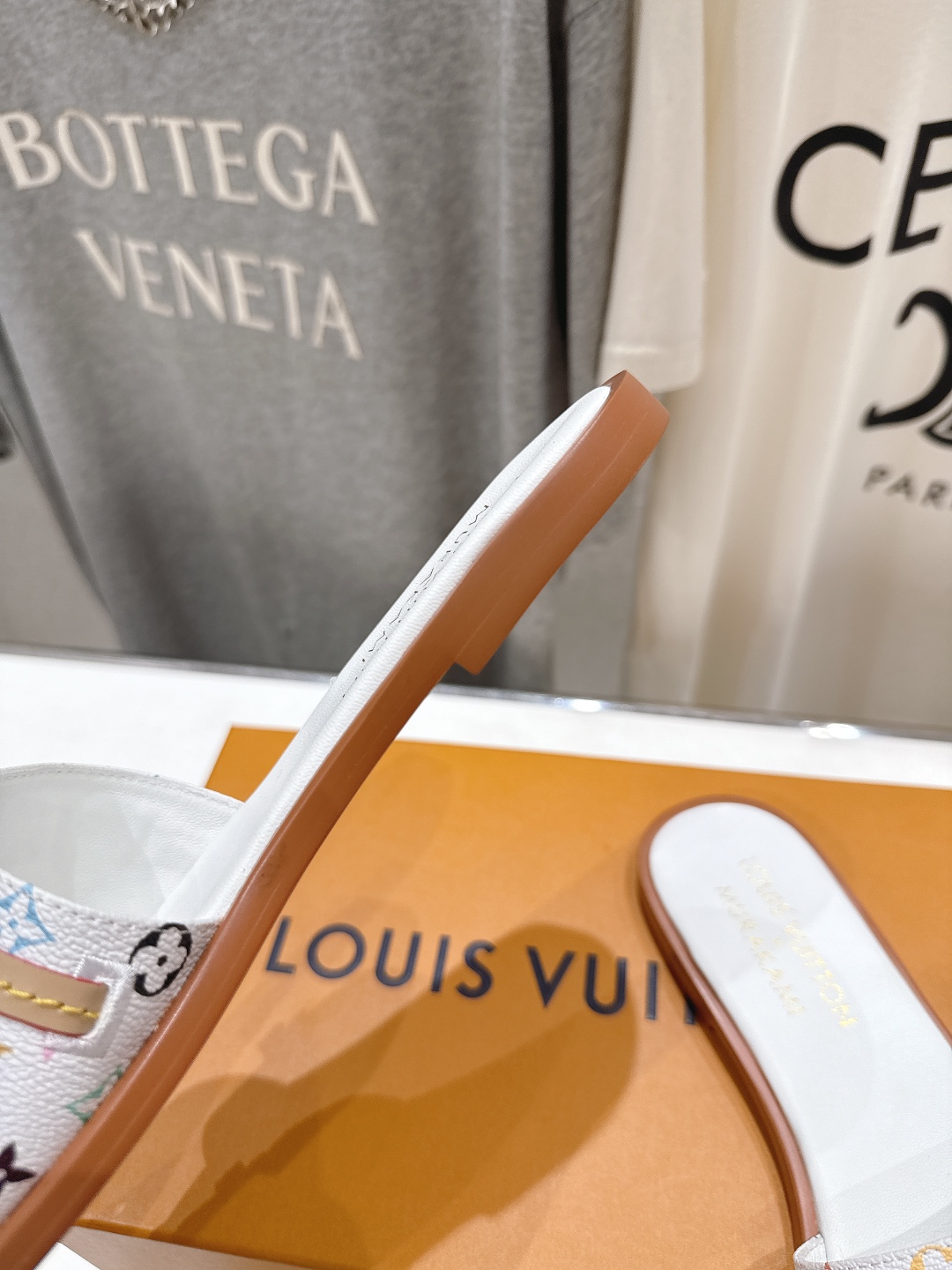高版本出厂
  Louis Vuitton ss25 new arrival LV驴牌春夏系列新款平底沙