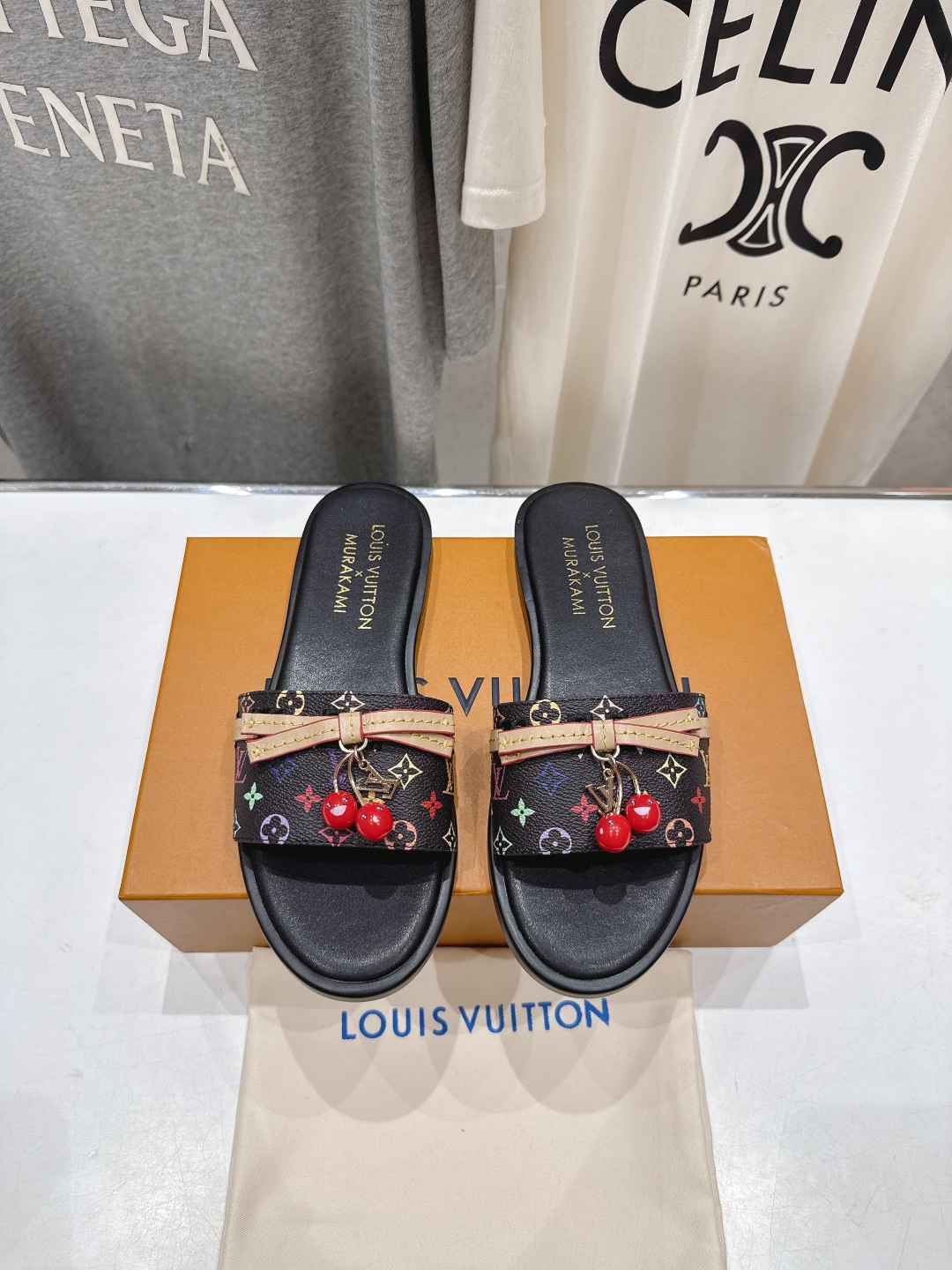 高版本出厂
  Louis Vuitton ss25 new arrival LV驴牌春夏系列新款平底沙