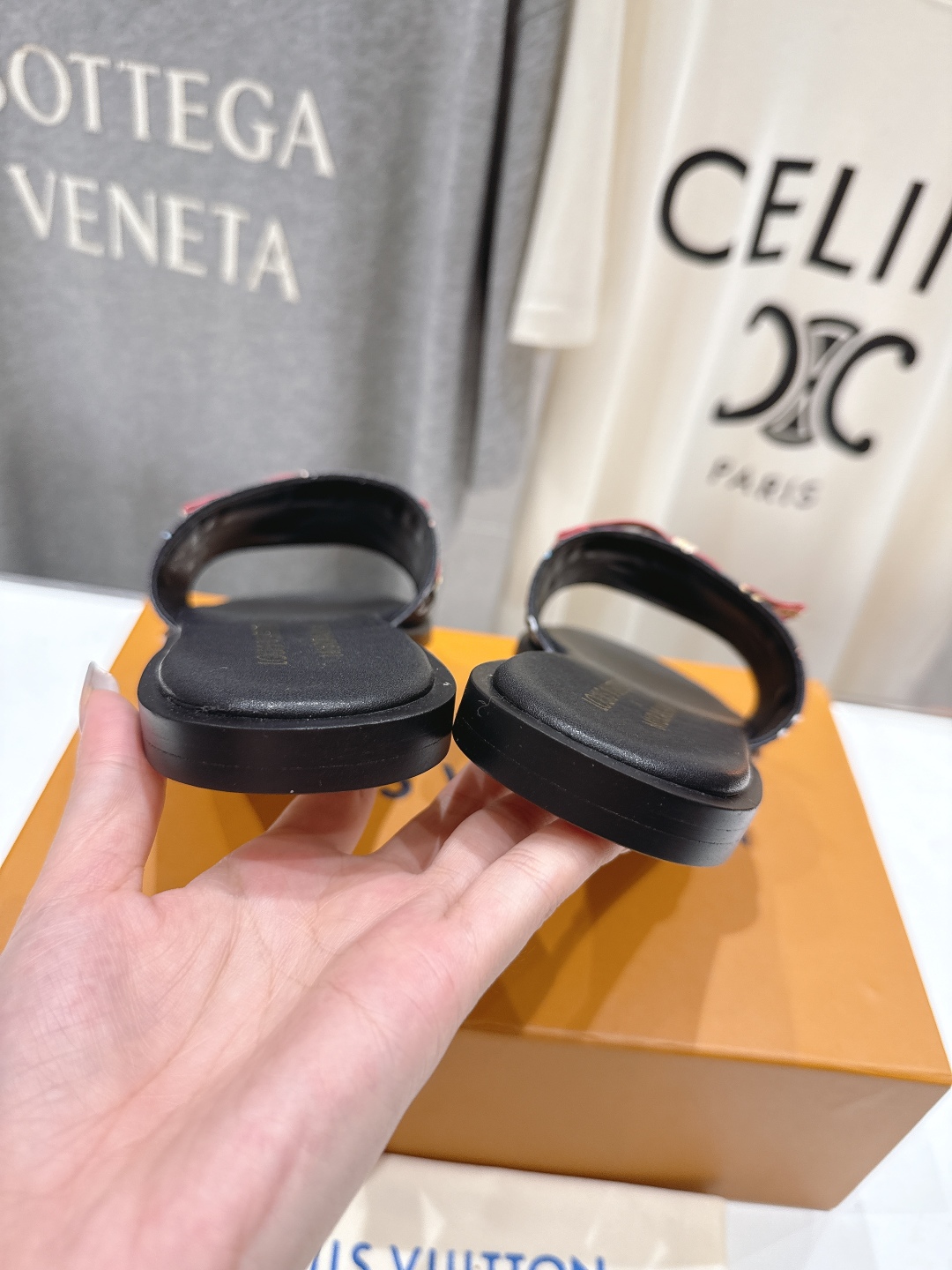 高版本出厂
  Louis Vuitton ss25 new arrival LV驴牌春夏系列新款平底沙