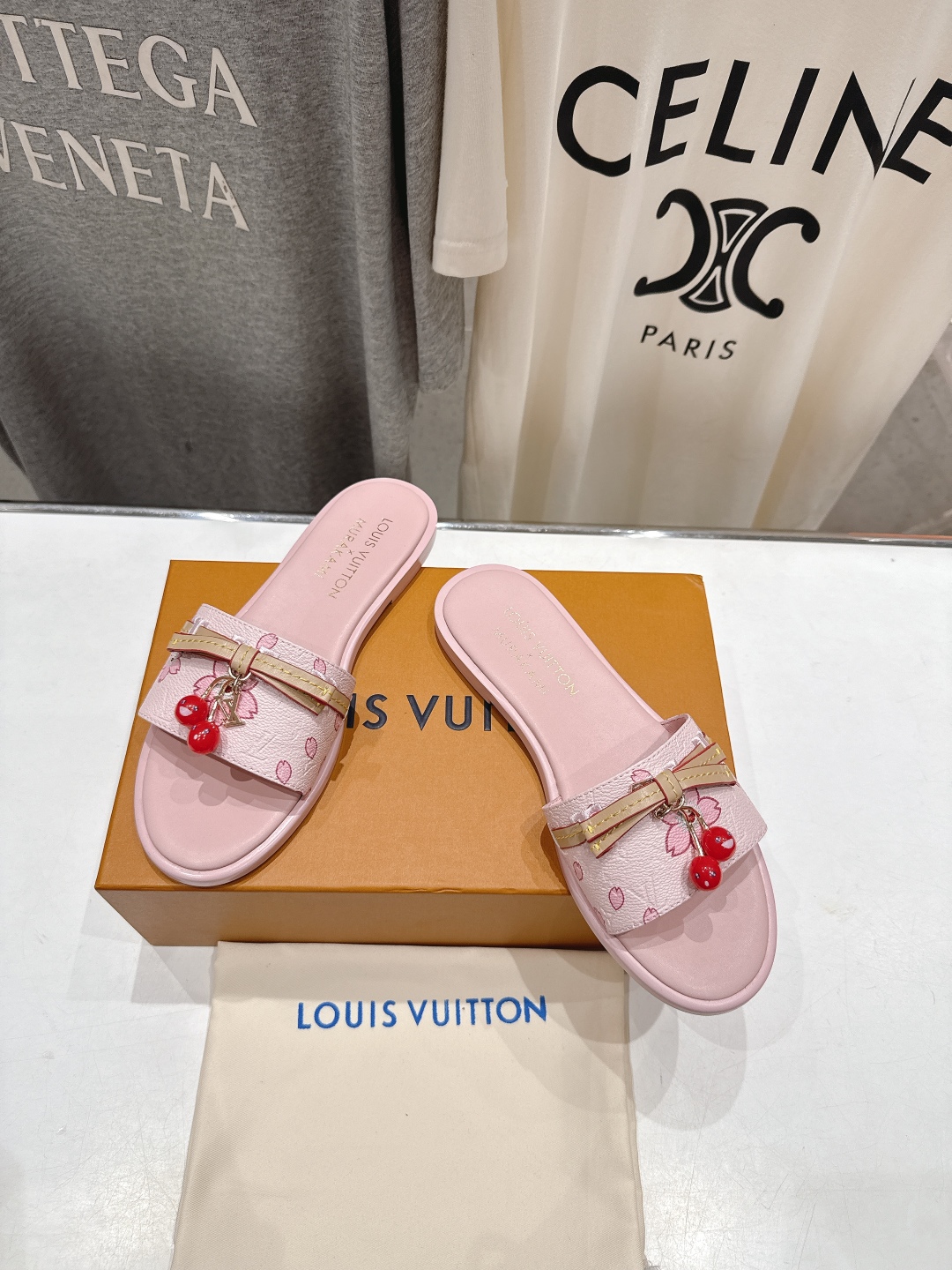高版本出厂
  Louis Vuitton ss25 new arrival LV驴牌春夏系列新款平底沙