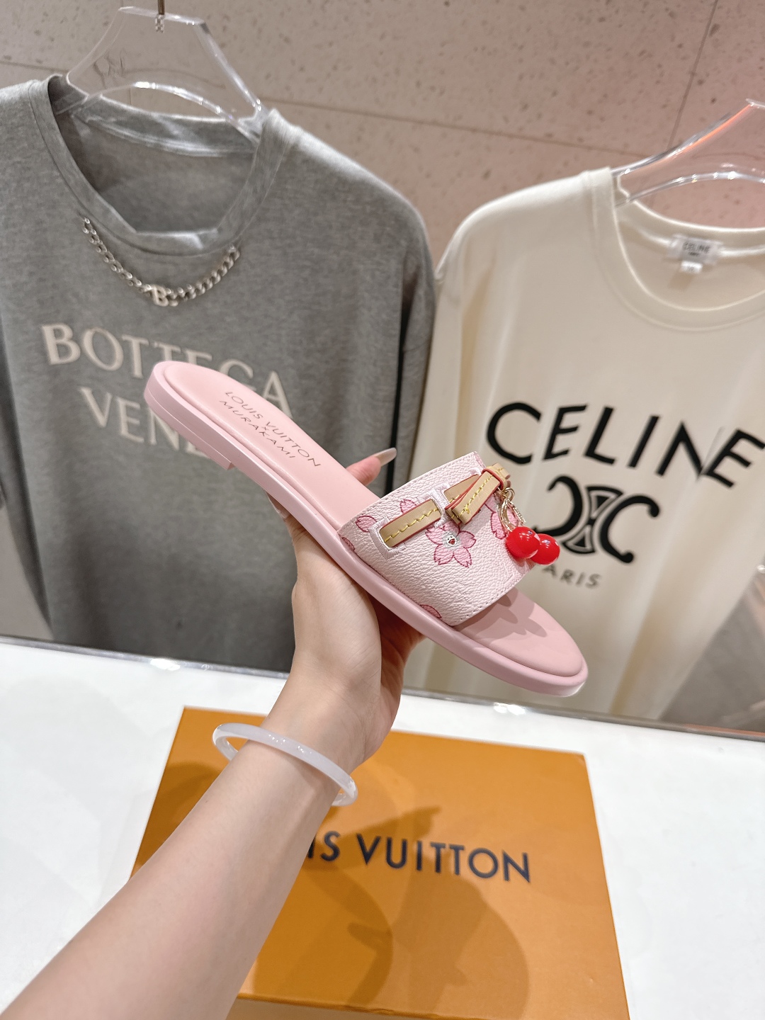 高版本出厂
  Louis Vuitton ss25 new arrival LV驴牌春夏系列新款平底沙