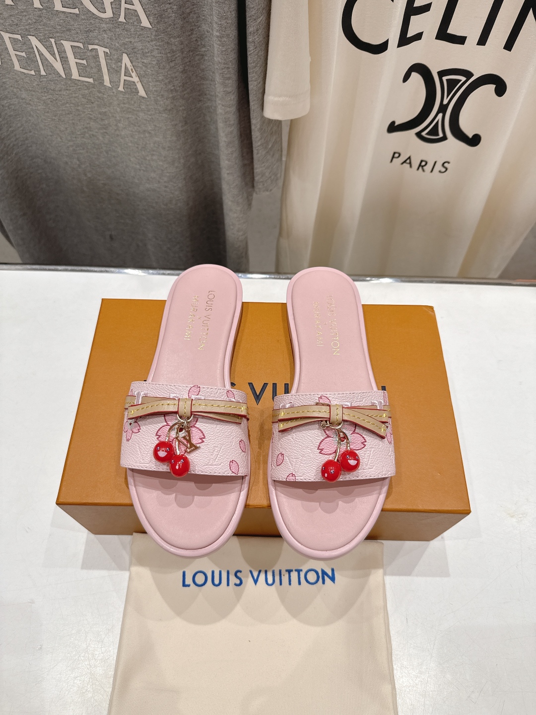 高版本出厂
  Louis Vuitton ss25 new arrival LV驴牌春夏系列新款平底沙