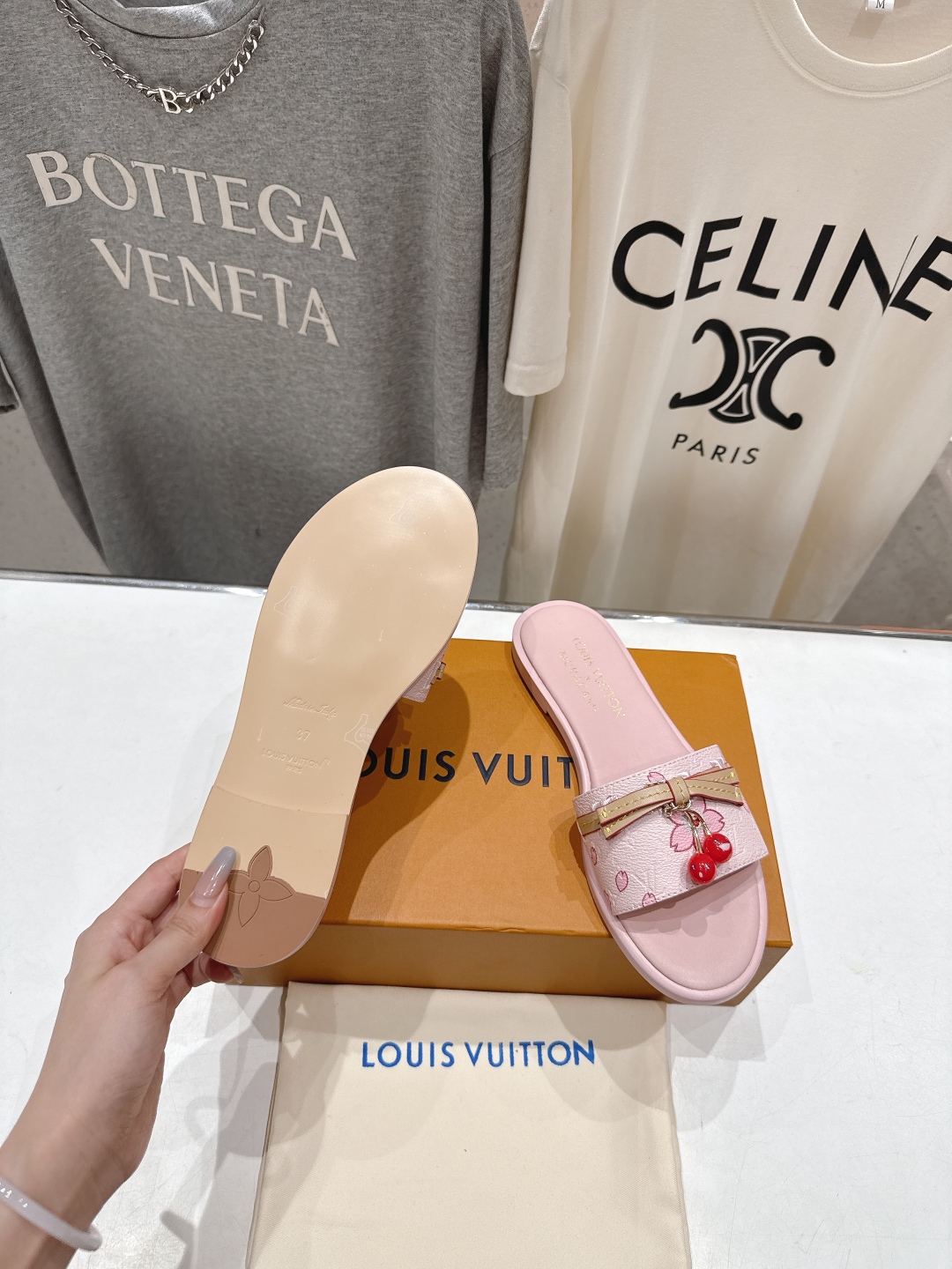 高版本出厂
  Louis Vuitton ss25 new arrival LV驴牌春夏系列新款平底沙