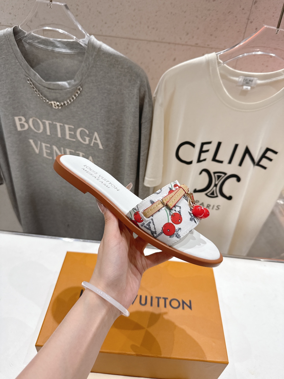 高版本出厂
  Louis Vuitton ss25 new arrival LV驴牌春夏系列新款平底沙
