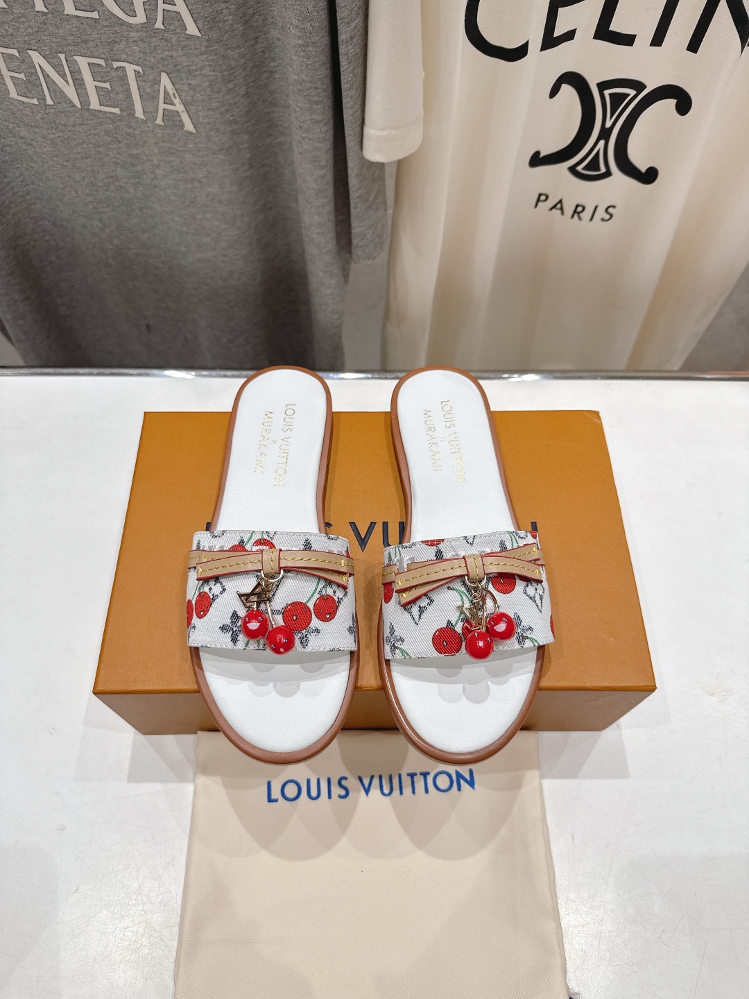 高版本出厂
  Louis Vuitton ss25 new arrival LV驴牌春夏系列新款平底沙