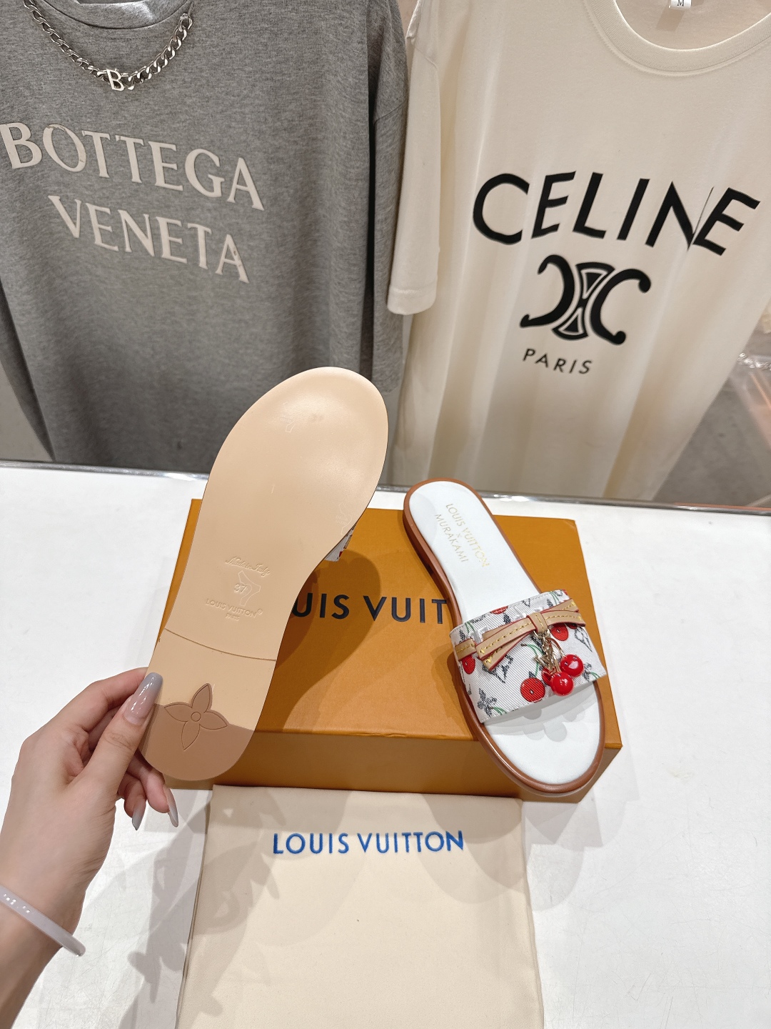 高版本出厂
  Louis Vuitton ss25 new arrival LV驴牌春夏系列新款平底沙