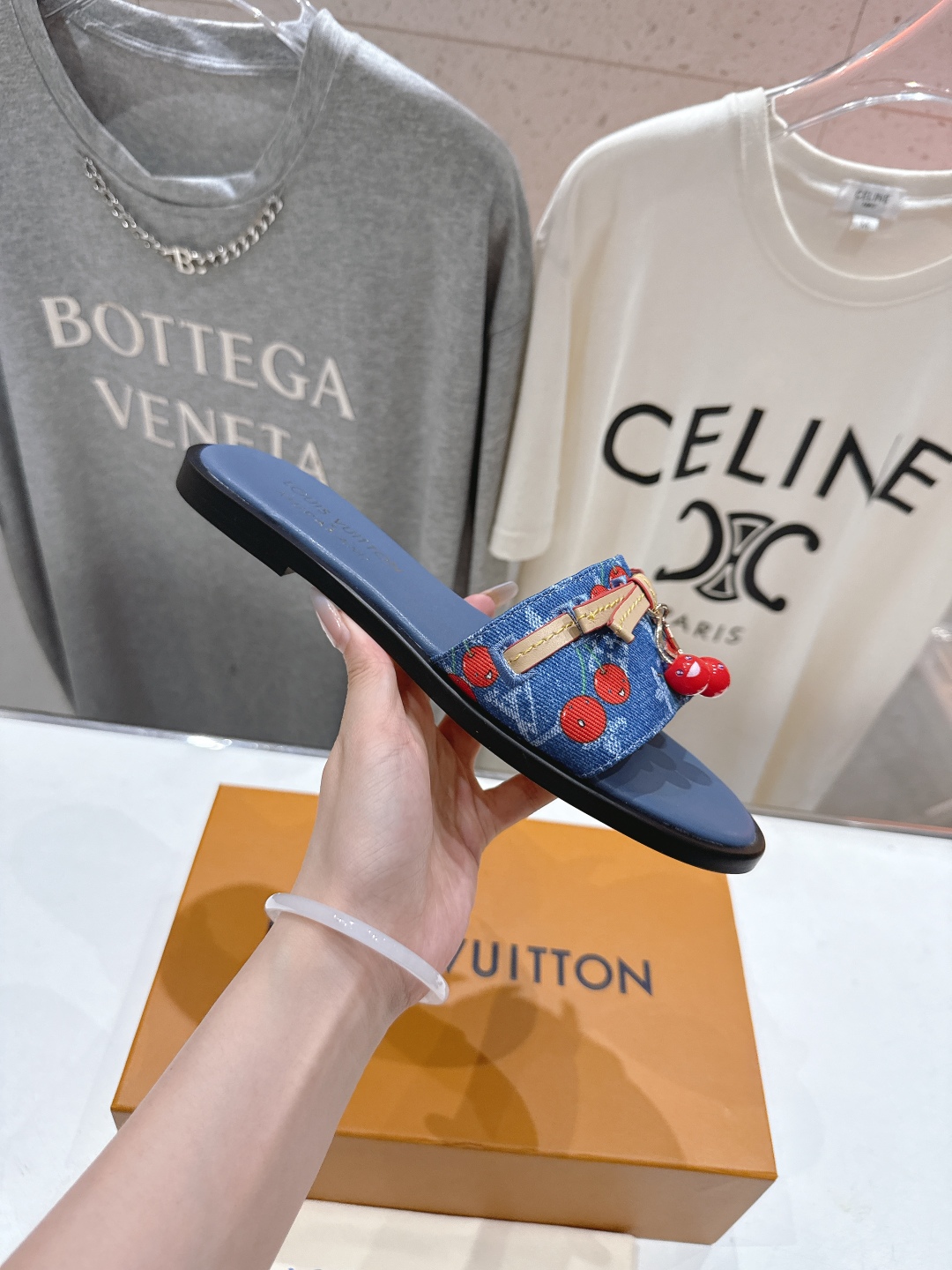 高版本出厂
  Louis Vuitton ss25 new arrival LV驴牌春夏系列新款平底沙