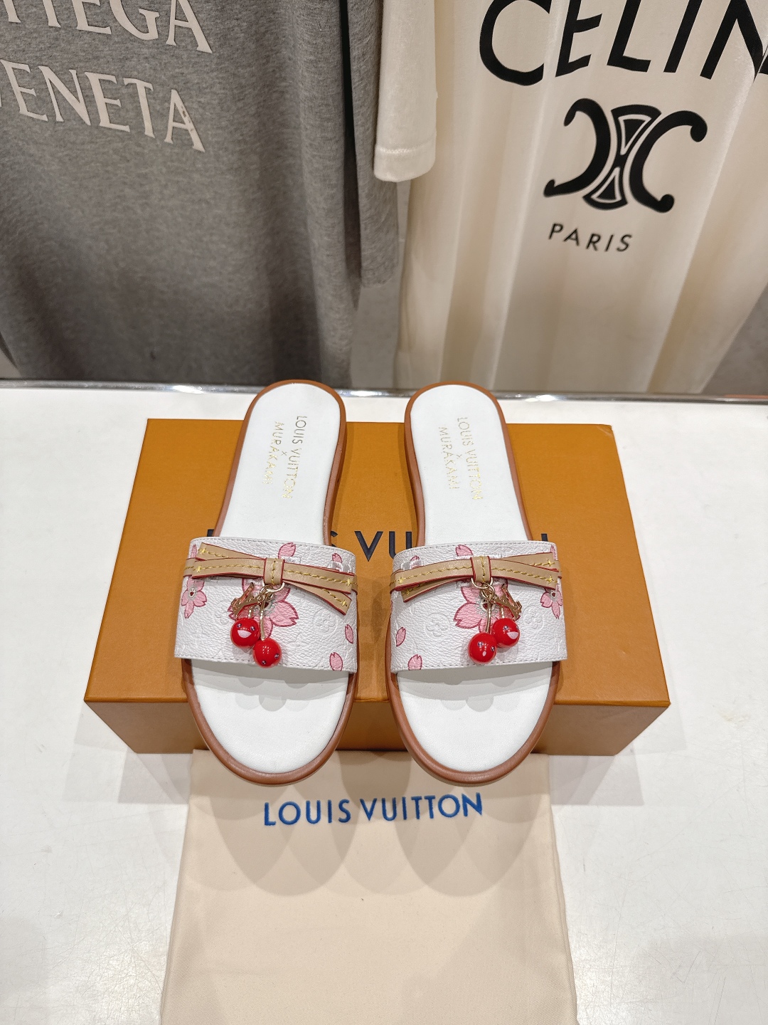 高版本出厂
  Louis Vuitton ss25 new arrival LV驴牌春夏系列新款平底沙