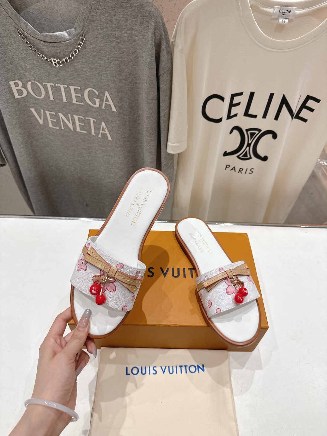 高版本出厂
  Louis Vuitton ss25 new arrival LV驴牌春夏系列新款平底沙