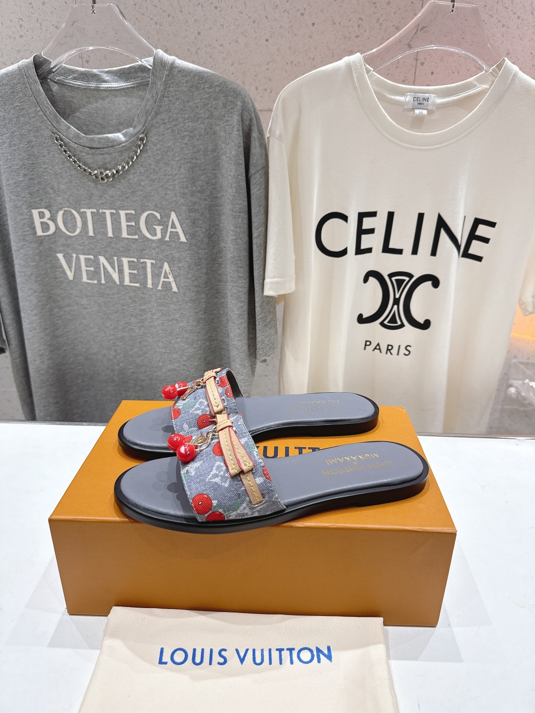 高版本出厂
  Louis Vuitton ss25 new arrival LV驴牌春夏系列新款平底沙
