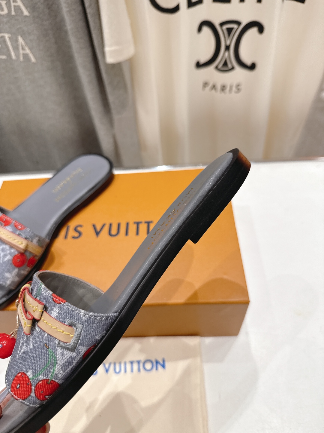 高版本出厂
  Louis Vuitton ss25 new arrival LV驴牌春夏系列新款平底沙